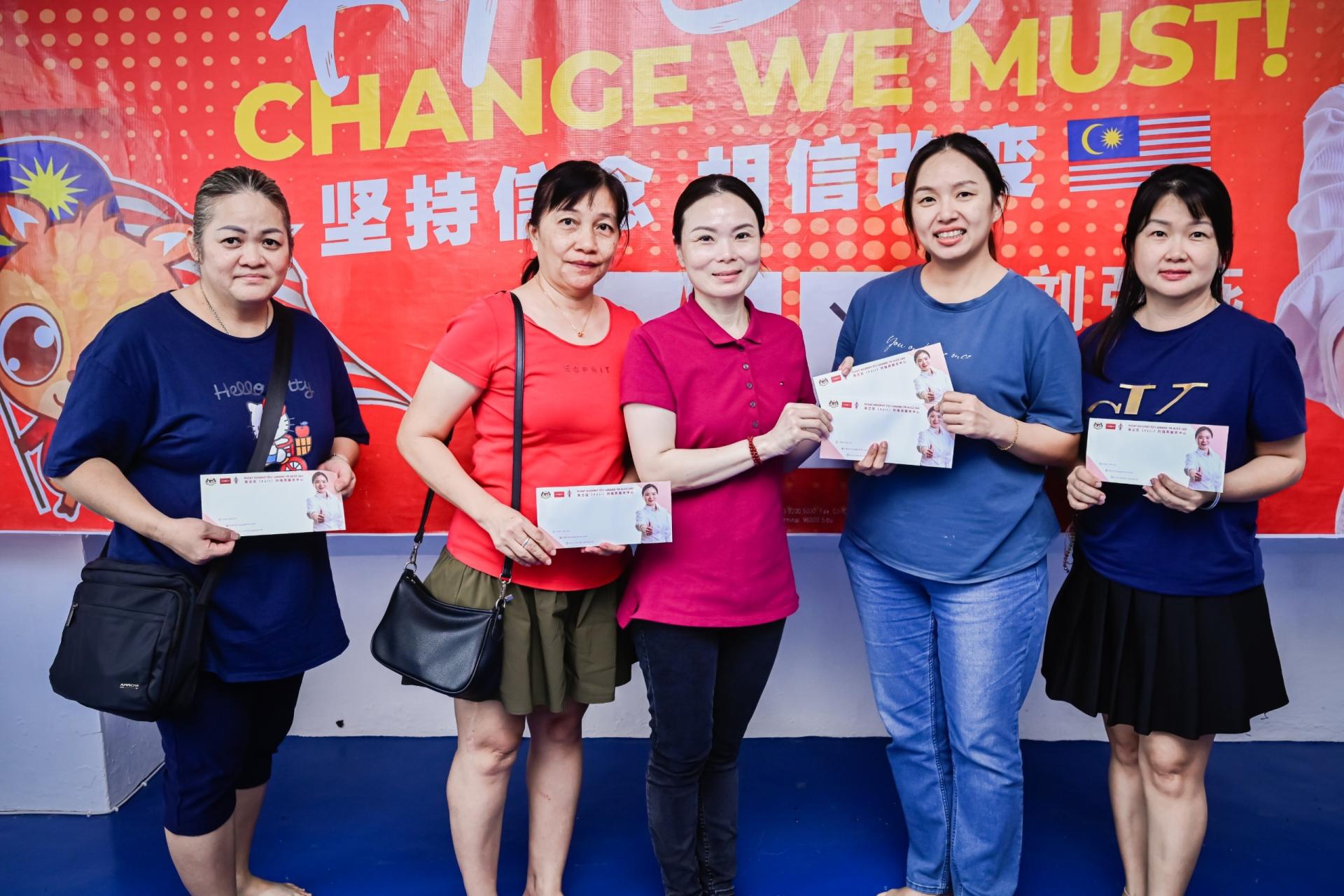 国会下议院副议长兼南兰区国会议员刘强燕于日前分发援助金予41位受惠人士，同时也颁发小型发展金予28个社团组织。