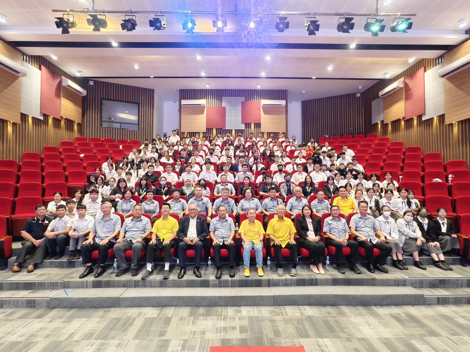 美里培民中学2025年度砂拉越华文独立中学拨款式仪后大合照。前排左4起为美里市长俞小珊、培中署理董事长陈则胜、砂拉越副总理拿督阿玛沈桂贤、砂旅游部副部长拿督陈超耀及校长贝美娇。