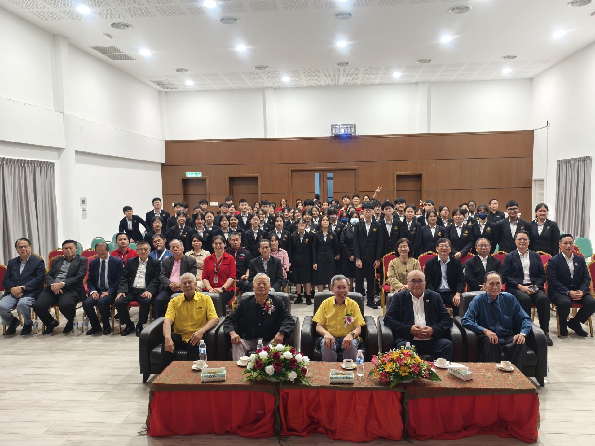 美里廉律中学2025年度砂拉越华文独立中学拨款式仪后大合照。前排左起为砂旅游部副部长拿督陈超耀、廉律中学联合董事长拿督斯里刘久健、砂副总理拿督阿玛沈桂贤及校长江佩娟。