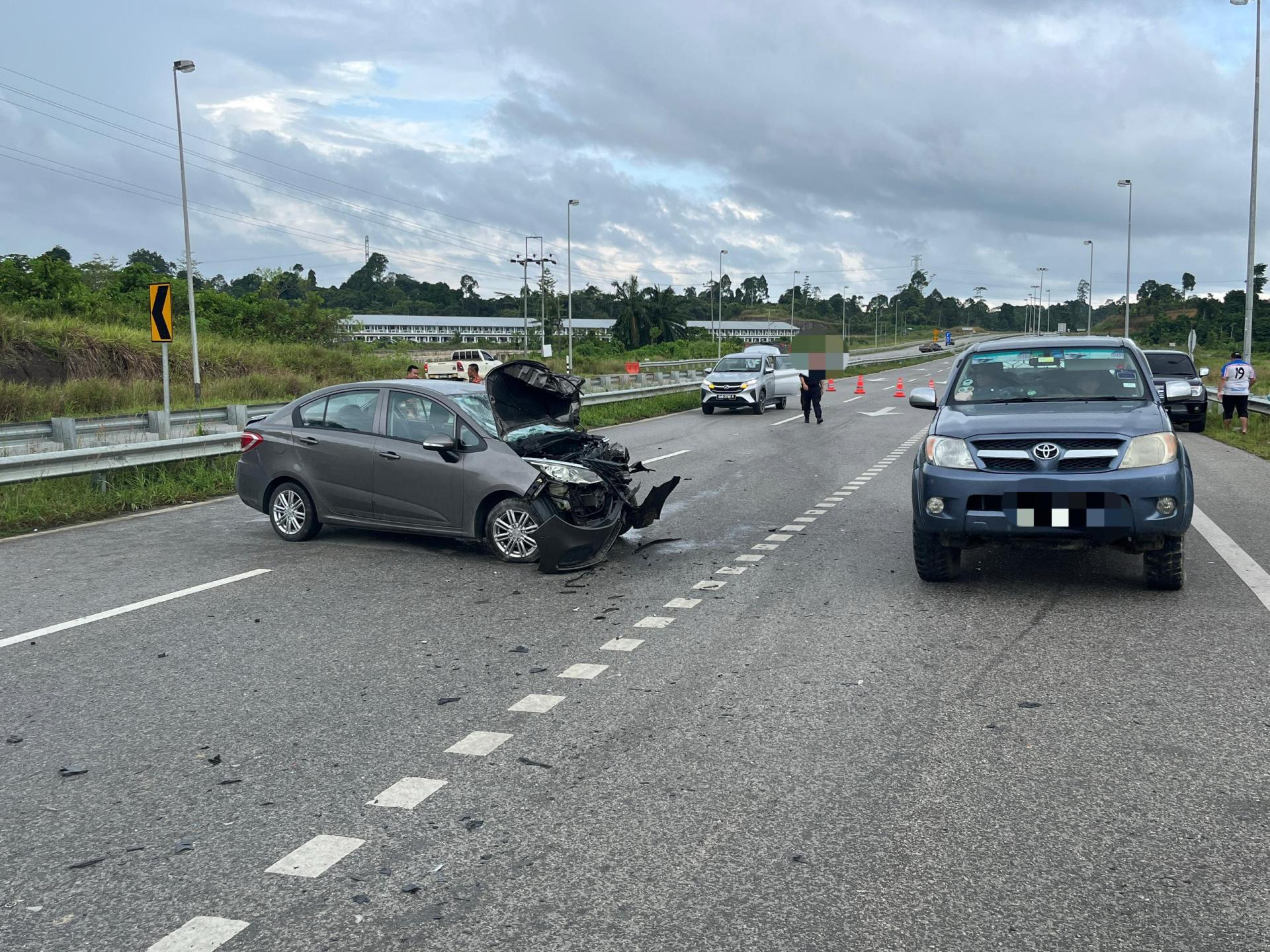 泛婆大道卜鲁鲁段发生夺命车祸，轿车撞上罗里一死一伤。