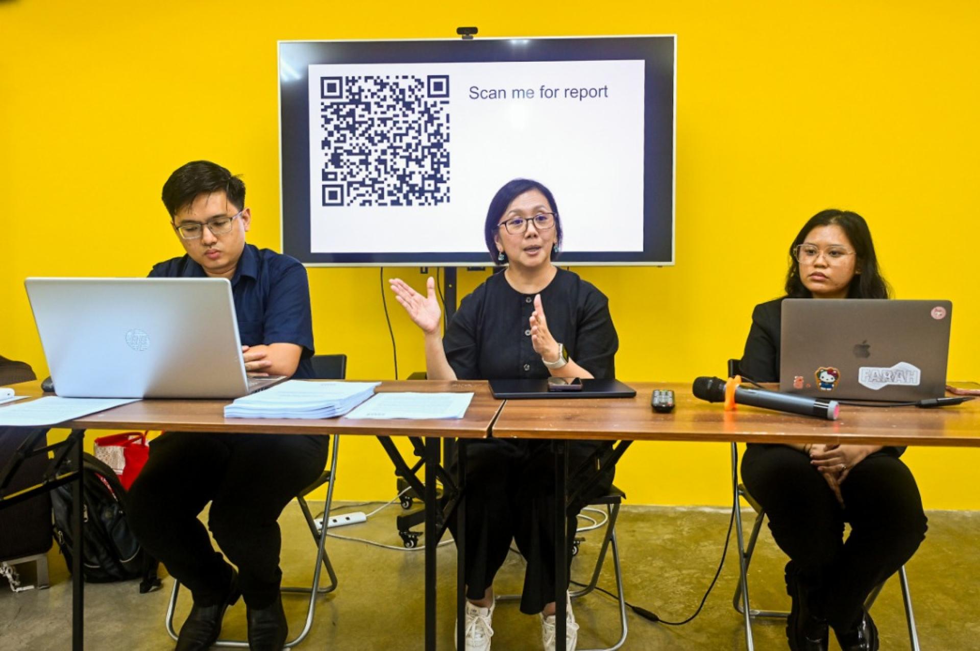 胡昌熙（左起）、饶兆颖及法拉，促民众浏览他们的报告，以便对我国的司法情况更了解。