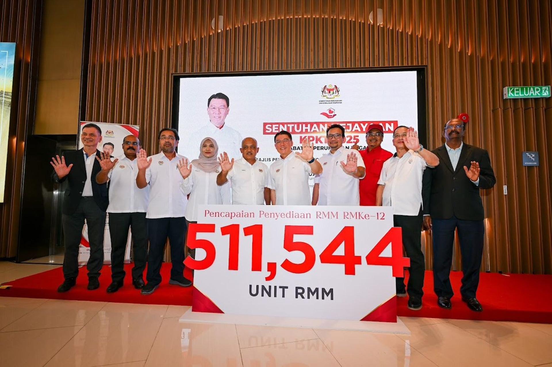 倪可敏（右5）宣布昌明大马政府50万可负担房屋正式达标！