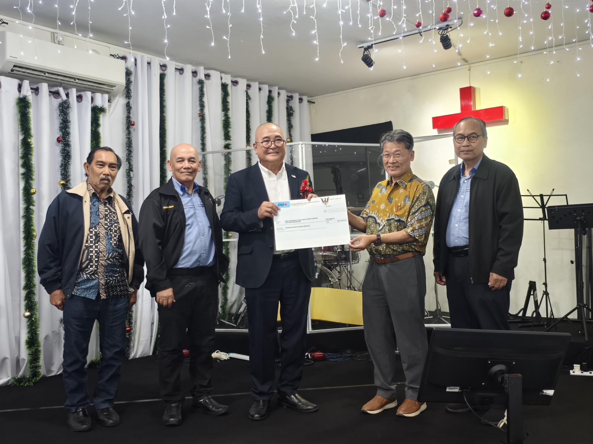 埔奕区州议员俞小珊（左3）移交给90万令吉砂其他宗教事务单位（UNIFOR）拨款予BEM富丽华商业中心伊班语教会。