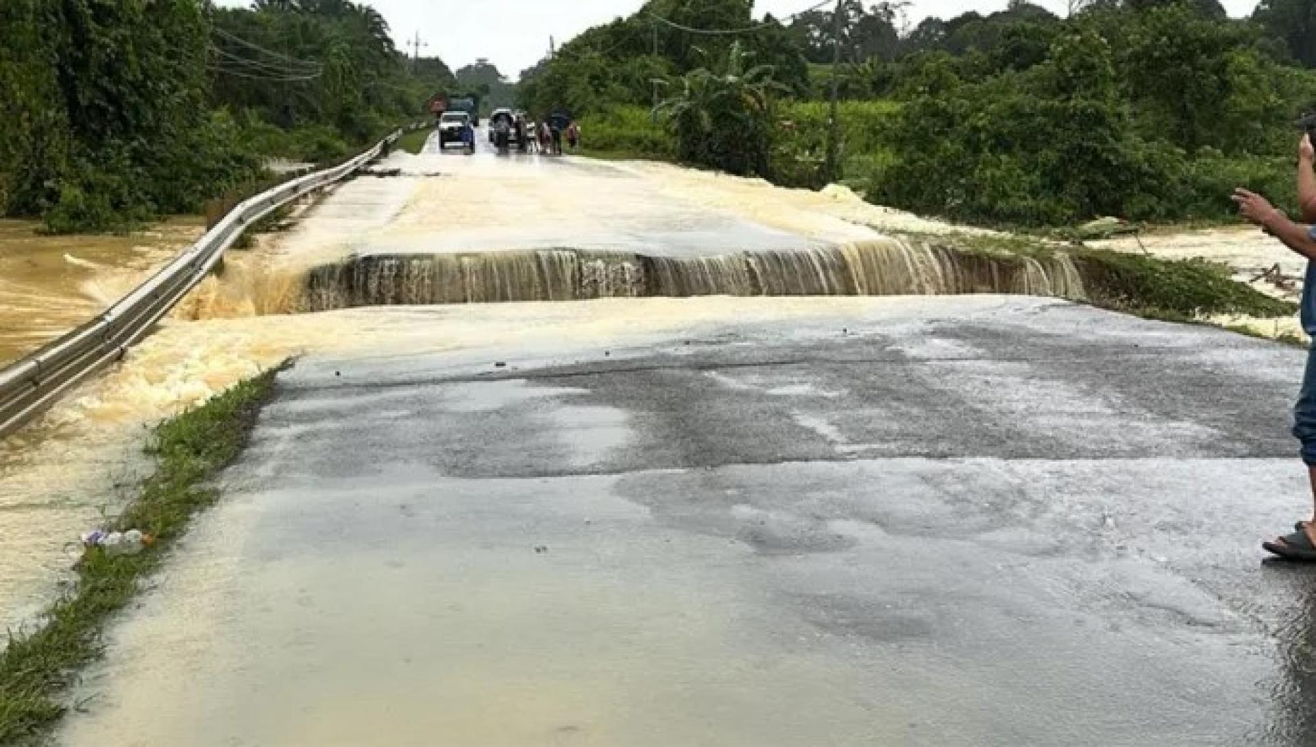 2025年12月9日清晨，新邦恩古—尼亚石山路段因洪水冲刷发生崩塌，急流水势汹涌。