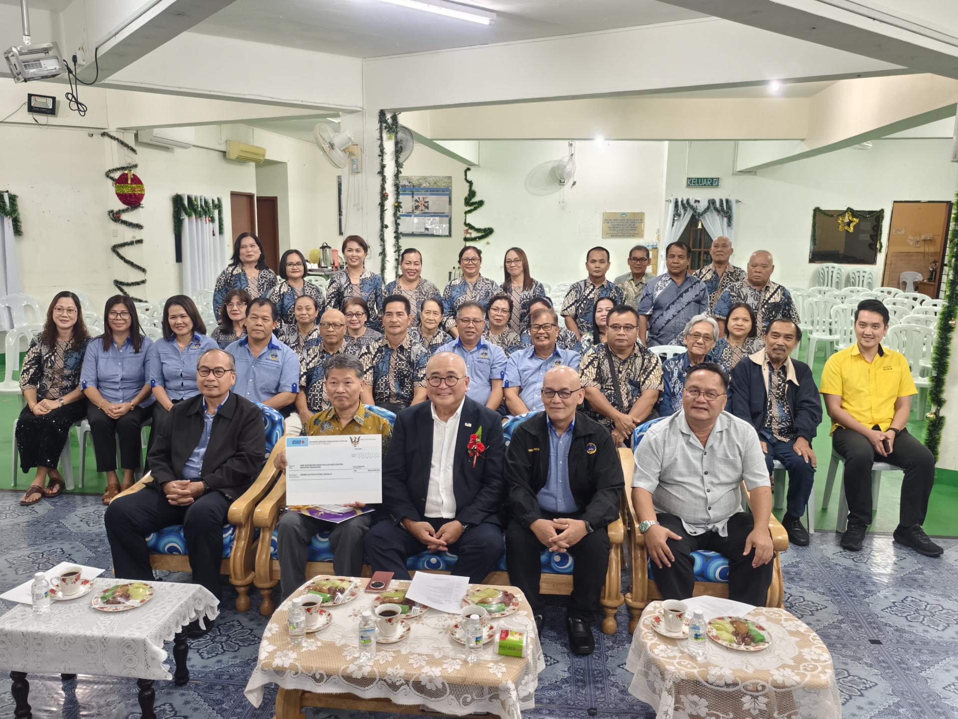 埔奕区州议员俞小珊（中）移交给90万令吉砂其他宗教事务单位（UNIFOR）拨款予BEM富丽华 商业中心伊班语教会后与全体出席者合影。