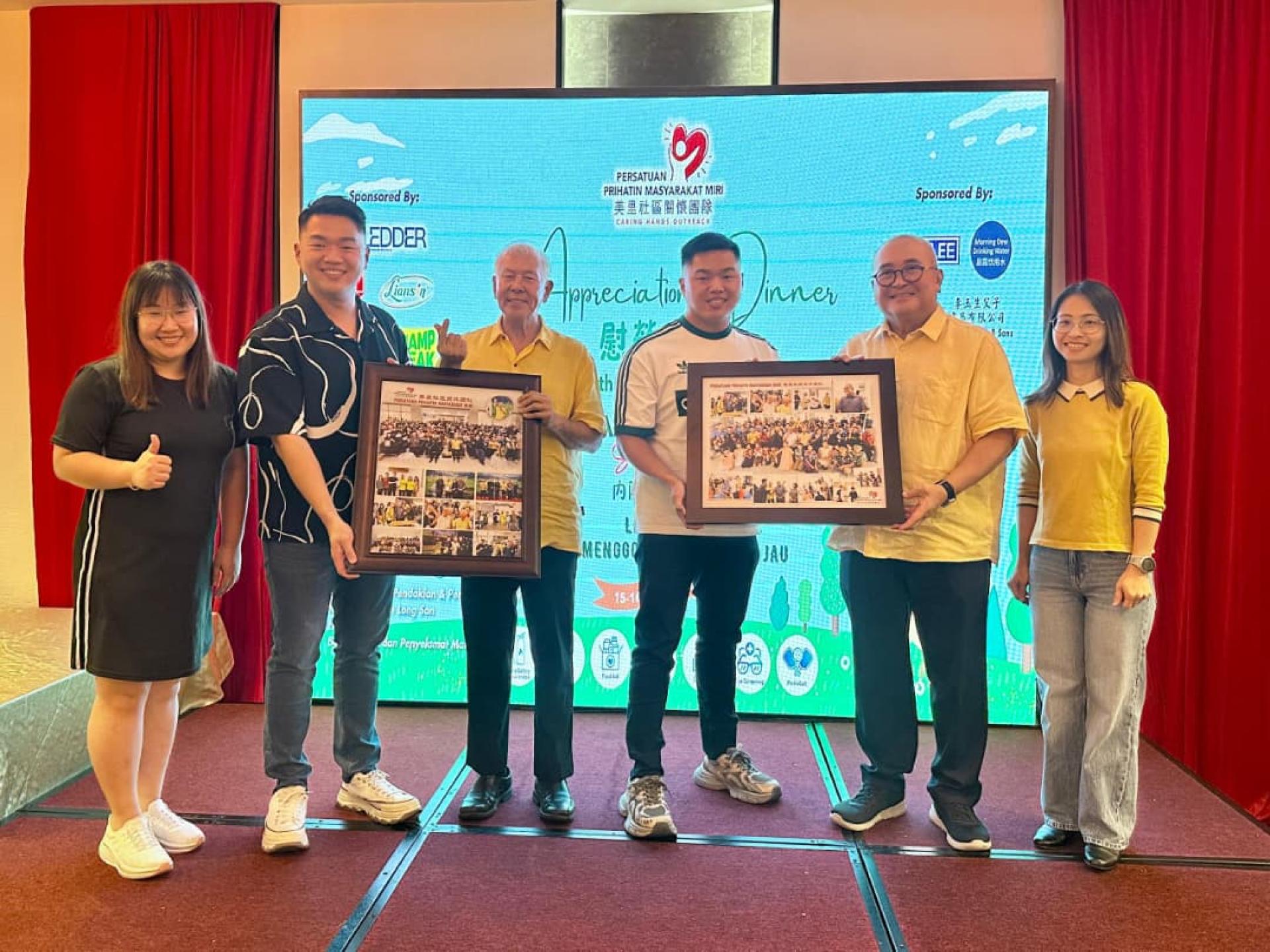 美里社区关怀团队会长李俊达（左2）与副会长李俊威（右3）赠送纪念品予砂旅游部副部长拿督陈超耀（左3）及美里市长俞小珊（右2）。左为团队委员丘紫霞，右为团队秘书刘俐荠。