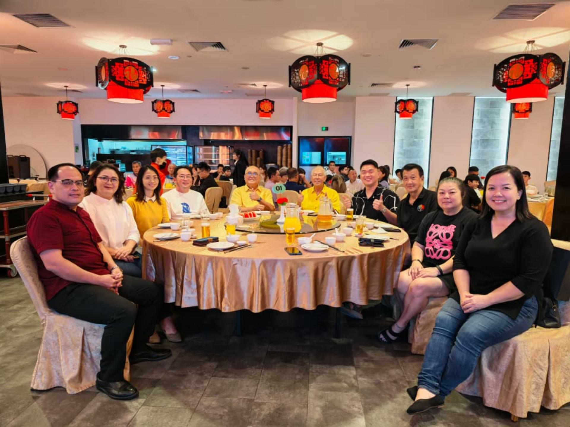 晚宴主桌嘉宾合影。左5起为美里市长俞小珊、砂旅游部副部长拿督陈超耀、美里社区关怀团队会长李俊达。