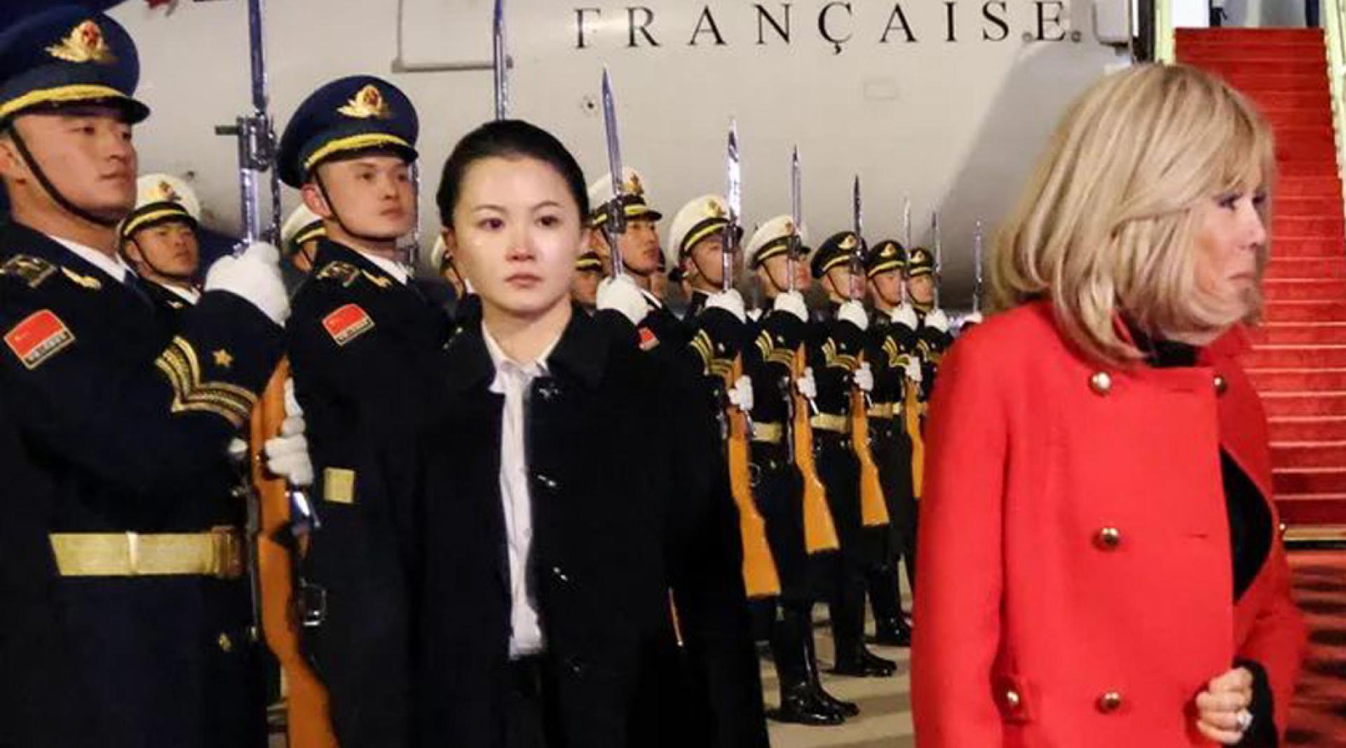 自布丽吉特（右）踏出专机梯级开始，严月霞（左）便始终保持警戒姿态，眼神紧盯周遭环境，毫无懈怠。