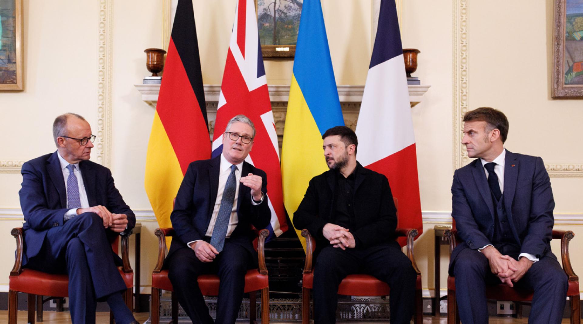 在伦敦唐宁街10号首相府，斯塔默（左二）、马克宏（右一）、总理默茨（左一）与泽连斯基举行会谈。（图：新华社）