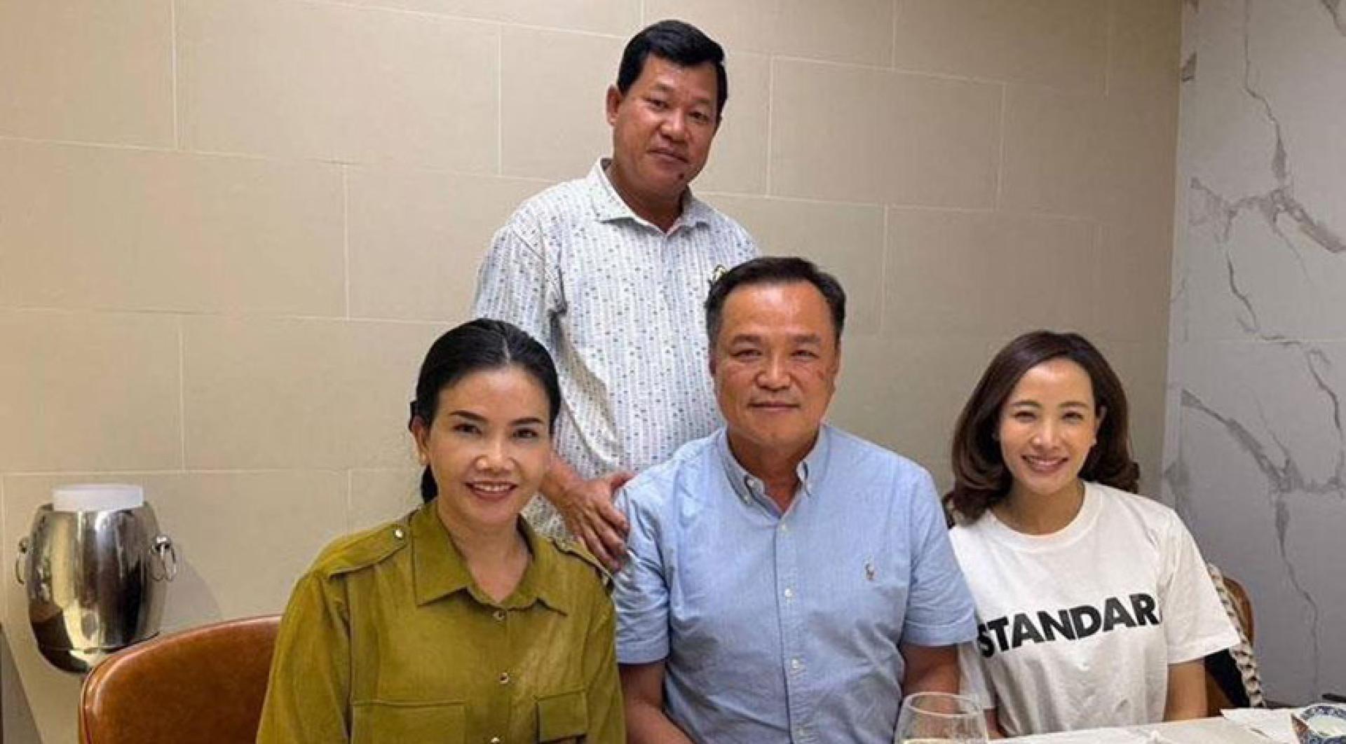 中为阿努廷，左一为拜林省省长。右一为阿努廷的妻子。