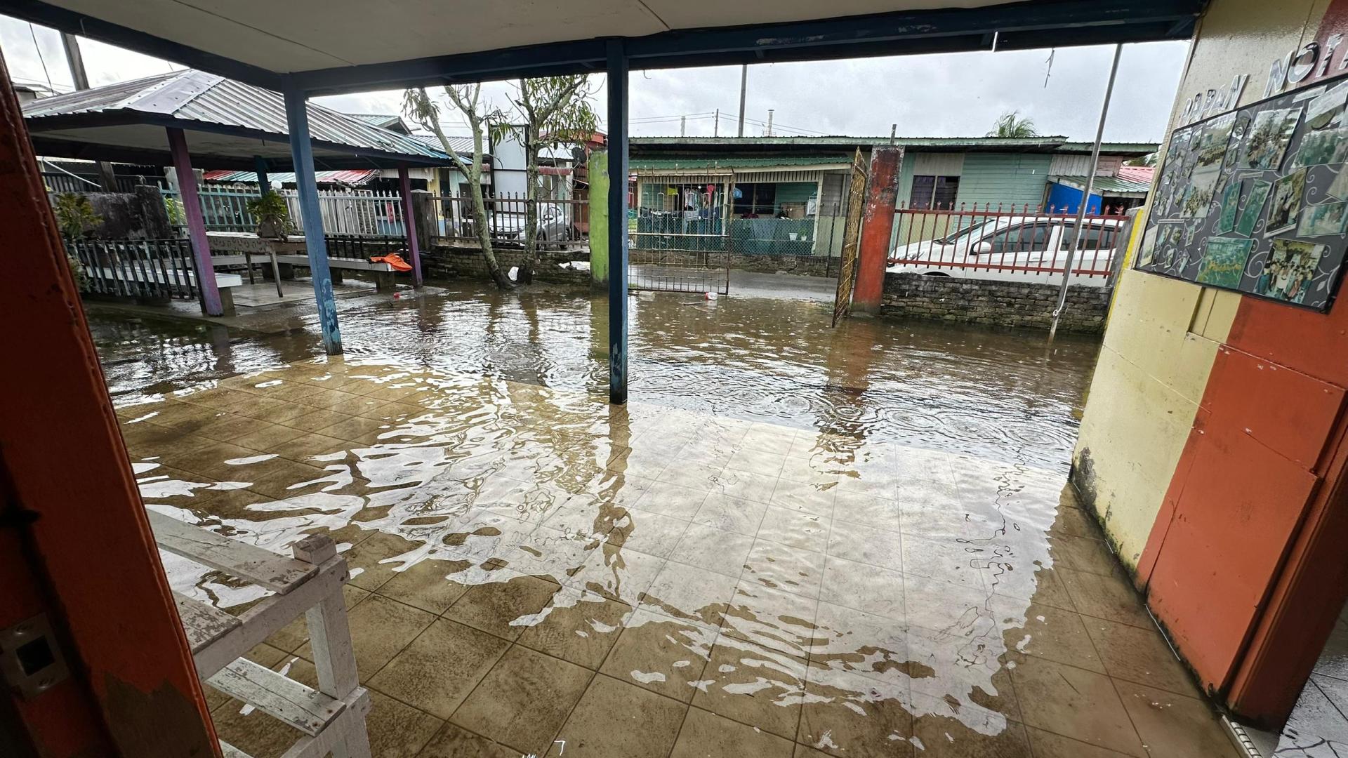 位于甘榜史纳汀再也的Kemas幼儿园淹水。