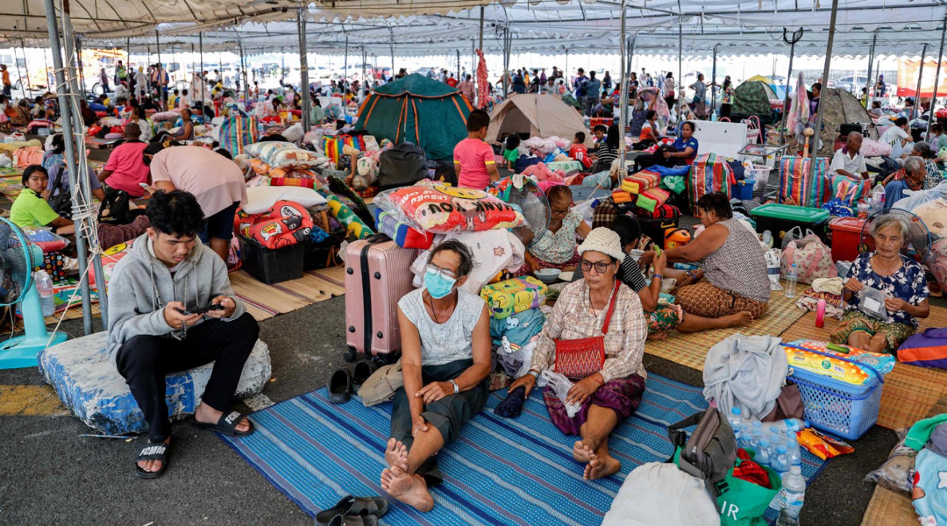 在泰国武里南府，撤离的居民聚集在临时避难所。