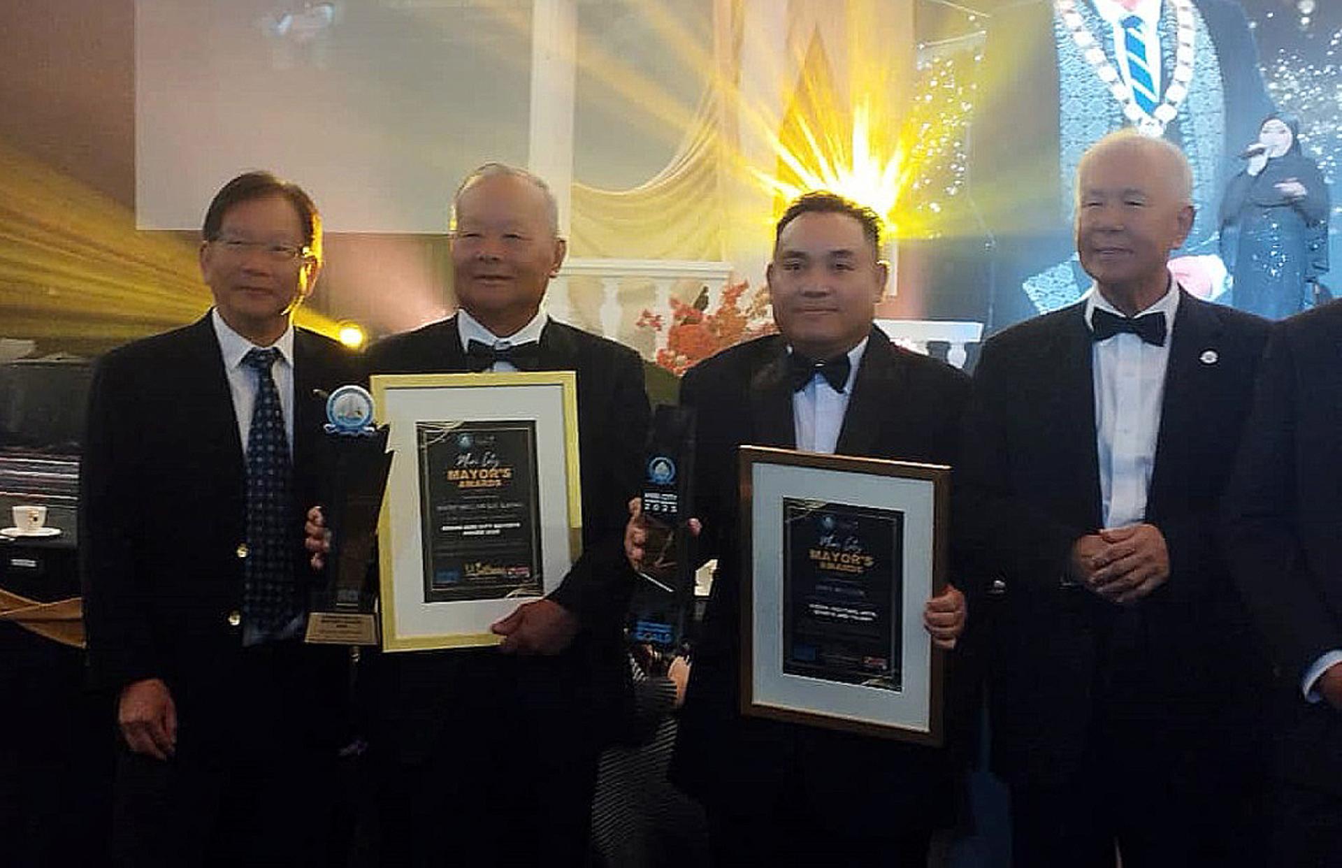 廉律中学联合董事长拿督斯里刘久健（左2）与美术老师尼奥贝鲁洛克（右2）获奖后，与砂旅游部副部长拿督陈超耀（右）合摄。