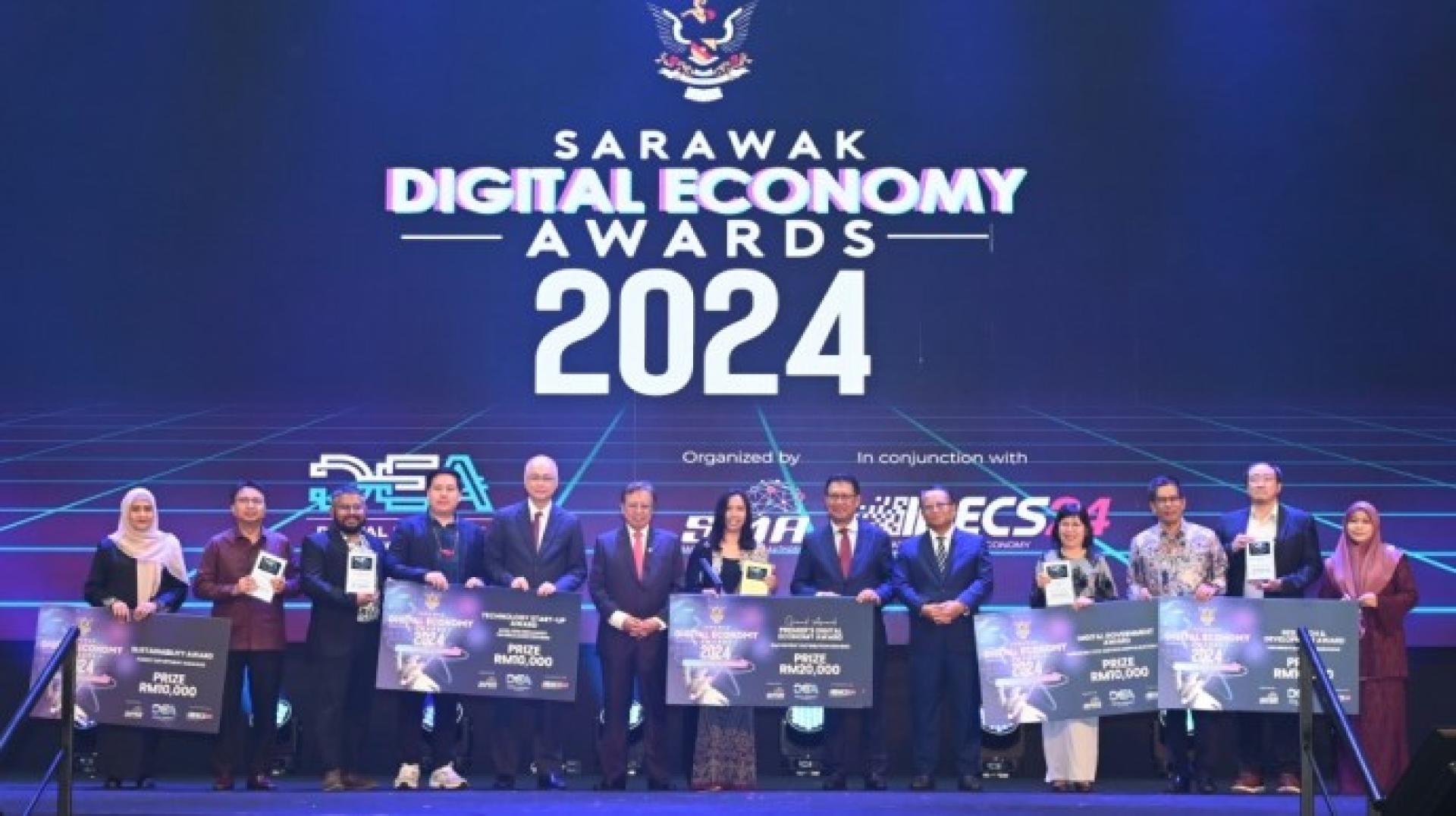 砂拉越总理拿督巴丁宜丹斯里阿邦佐哈里（左6）与2024年砂拉越数码经济奖得主合影。