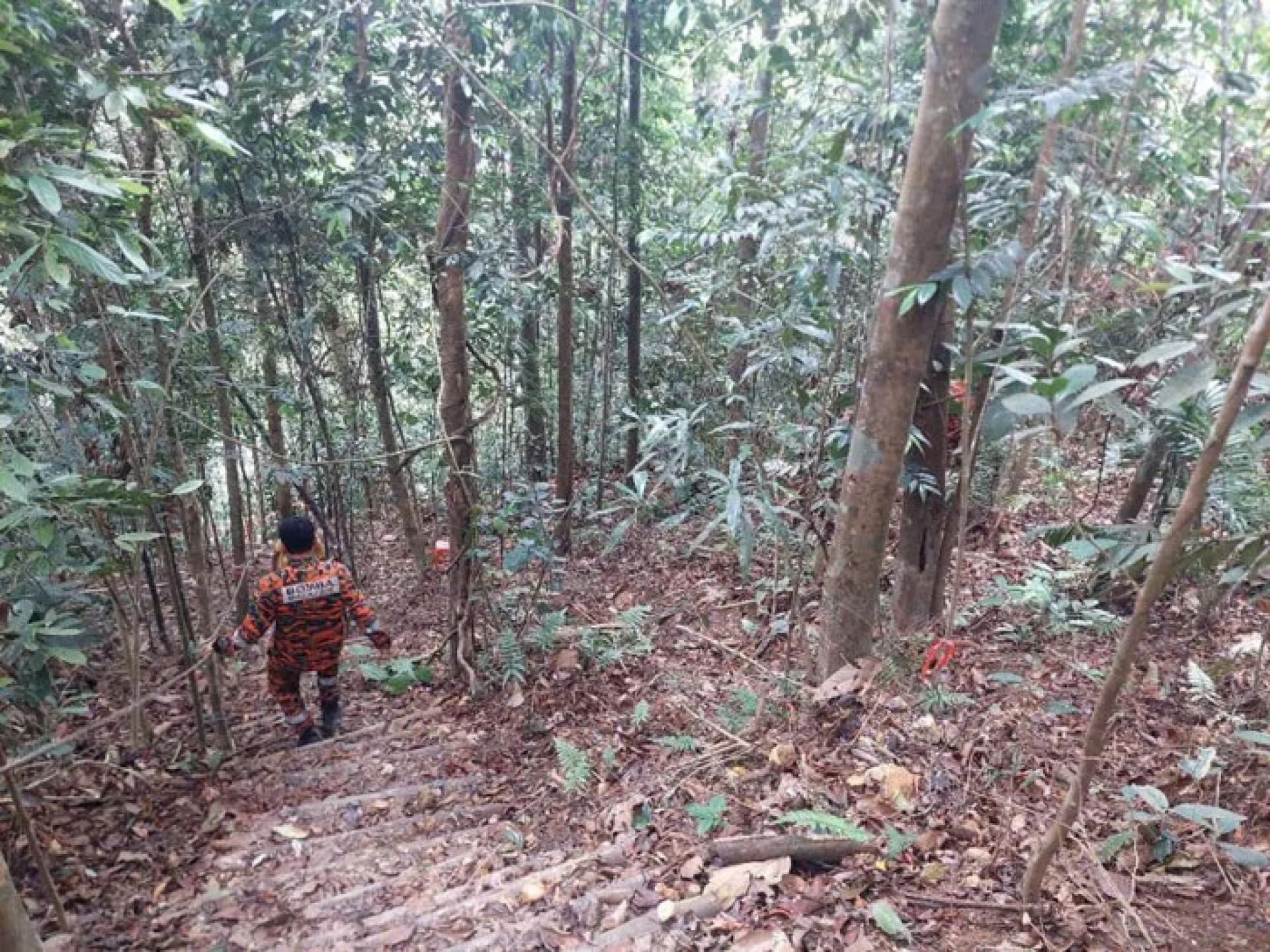 消拯员在山径寻人。