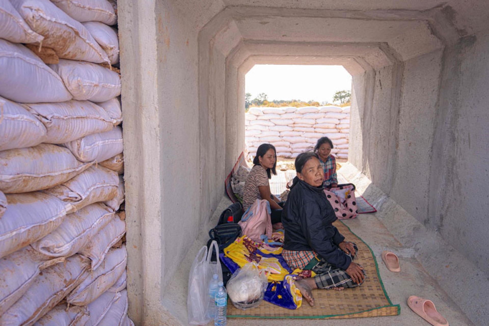 在泰国沙缴府，居民们躲进地堡避难。