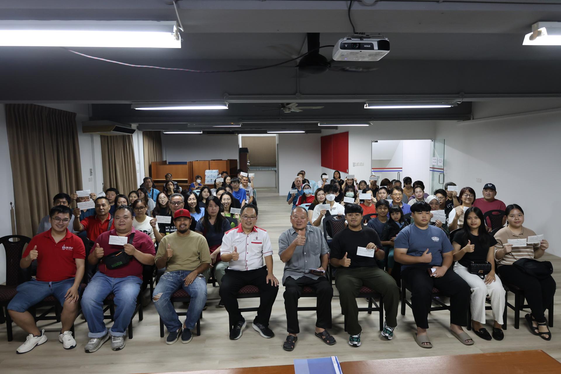 所有受惠学子开心与张健仁（左4）合影。