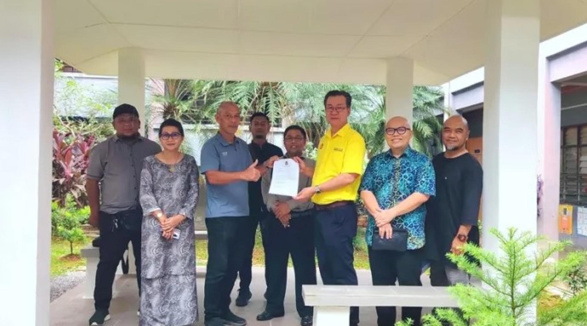 叶耀星（黄衬衫）与校长Roseline Anything Ajang、家长教师协会主席Dr Alex Pega及MBKS官员在SK Satria Jaya完成工程的最终验收后合影。