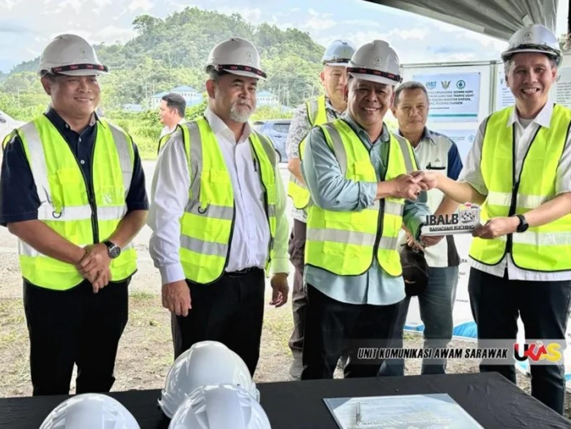 亨利（右2）在2025年12月9日为Jagoi备用管道工程主持开工仪式后接受纪念品。