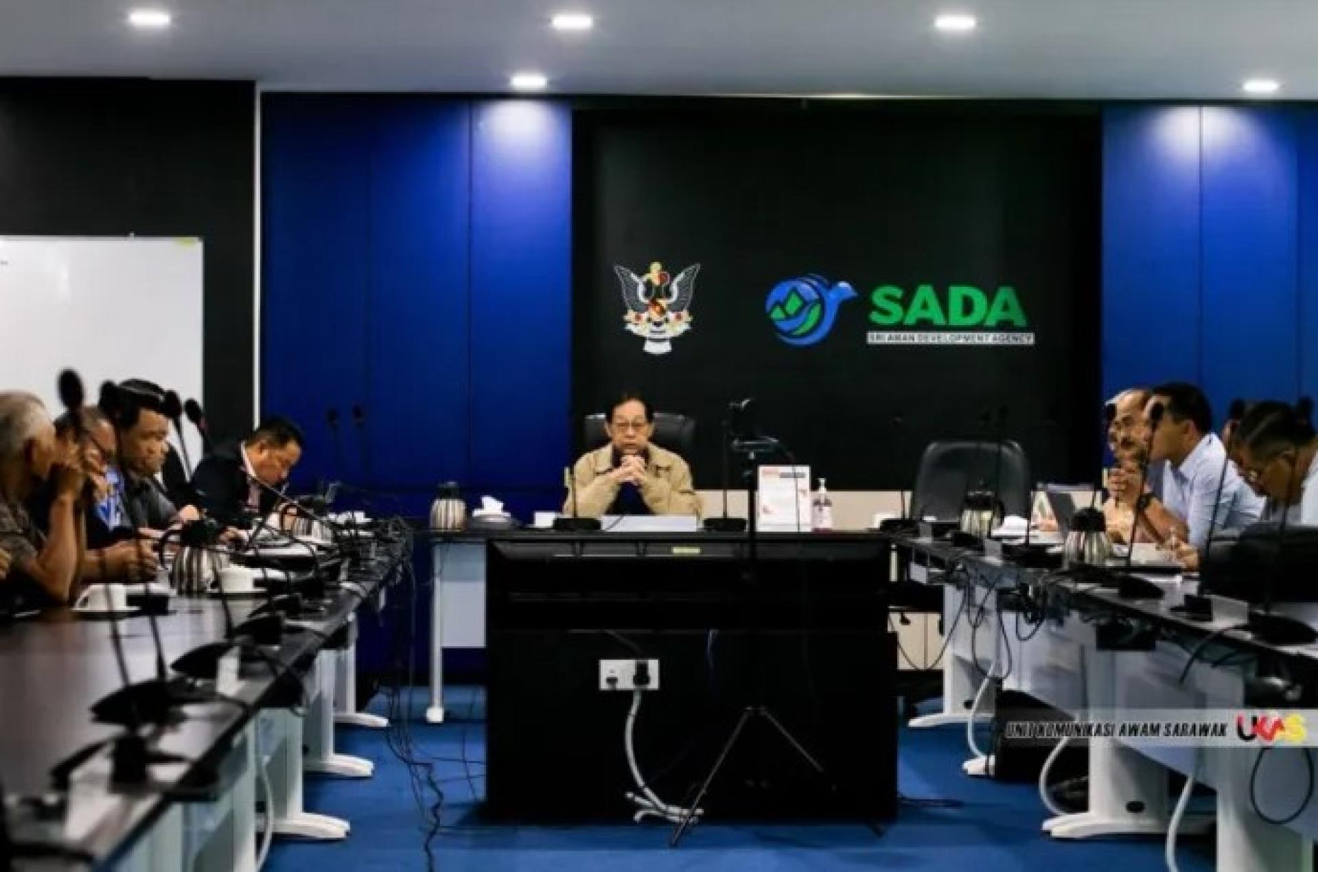 哈登（中）出席对话会。