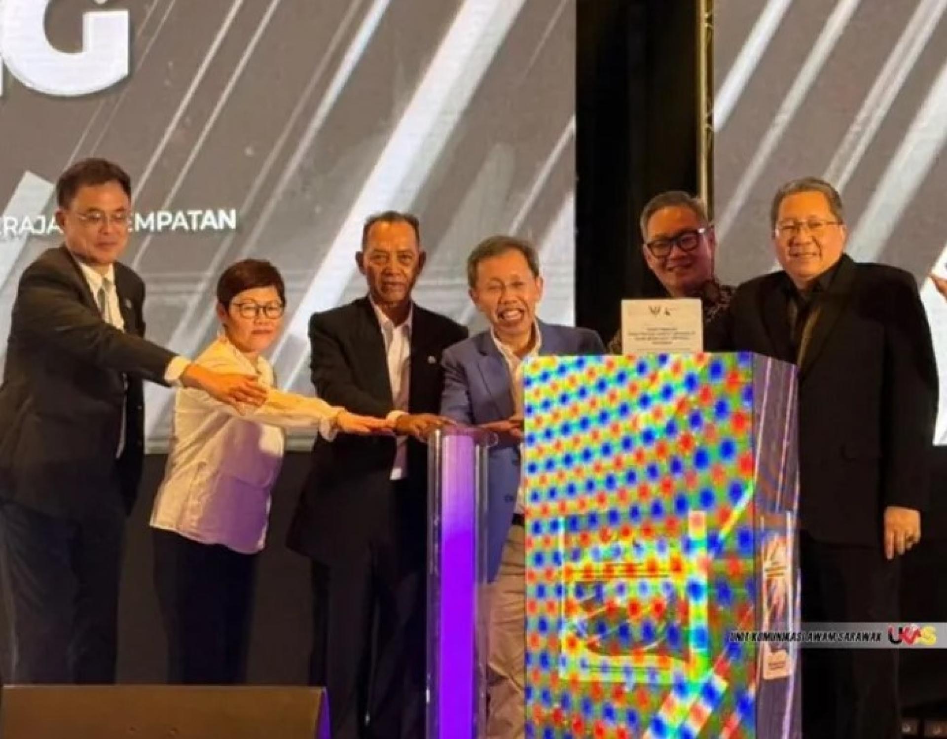 沈桂贤（右3）于2025年12月9日主持公共卫生、房屋及地方政府部（MPHLG）颁奖典礼。