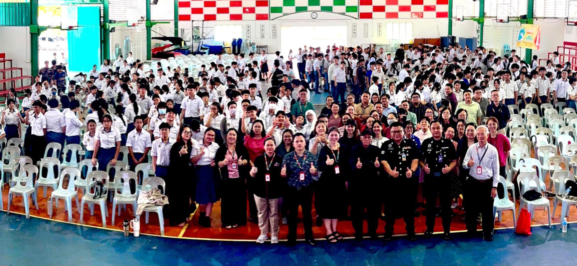 讲座结束后，全体与监狱长伊斯兰扎本·卡里姆合摄。