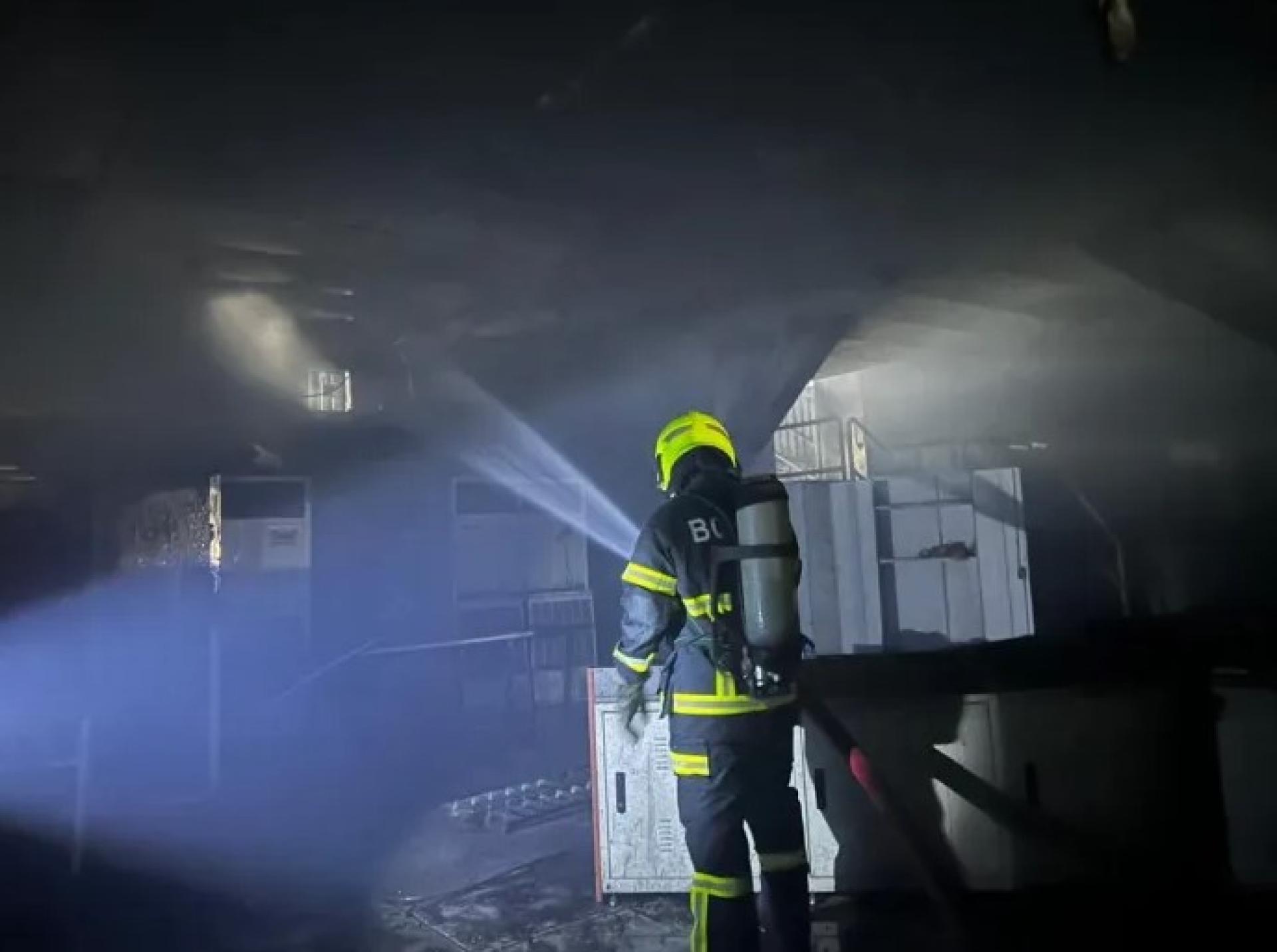 2025年12月10日，消防员在铁合金厂控制室灭火现场喷洒水柱，将火势控制住。