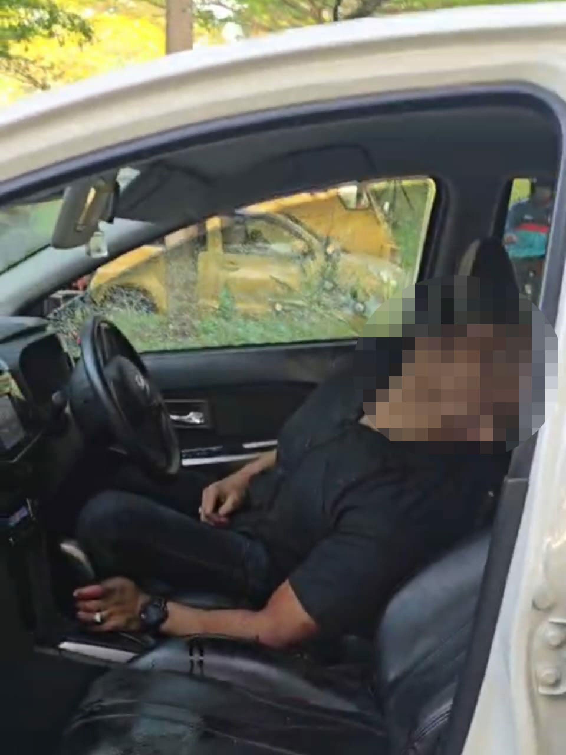 一名坐在轿车司机座位的男子没有动弹。（视频截图）