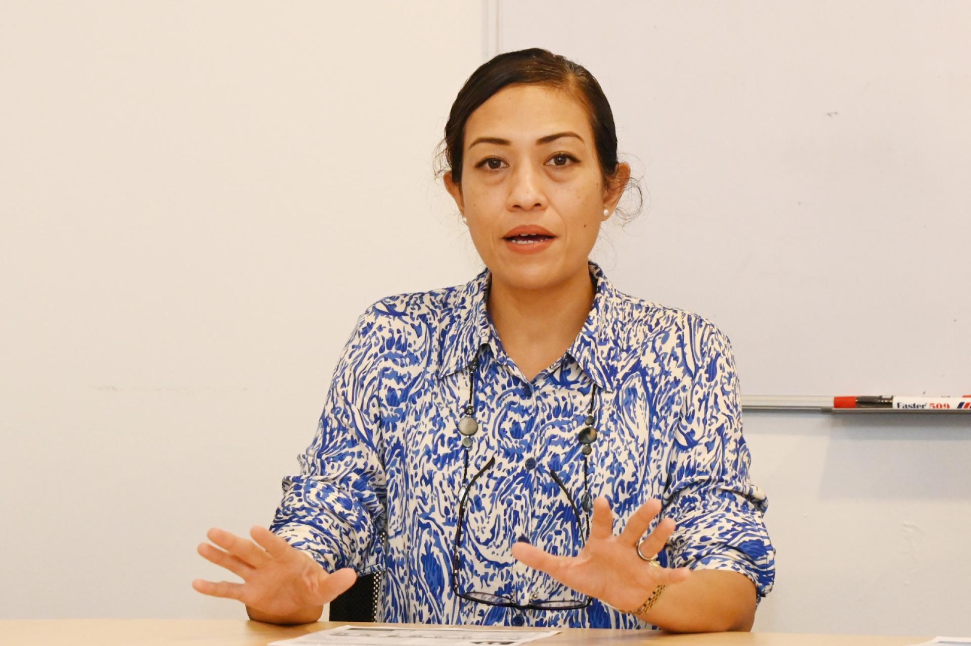 瑟丽娜对一名56岁妇女因穿着及膝裙而遭马六甲野新警区总部拒绝进入报案一事表示深感不安。