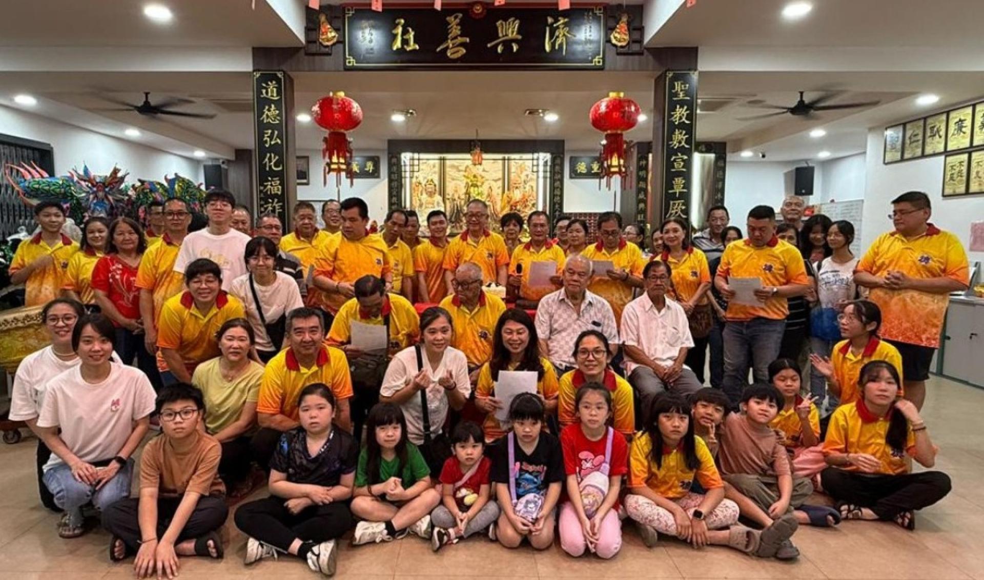 济兴善社社长陈瑞兴（后排中）与德生们于日前庆祝济公神诞祭祀合影。