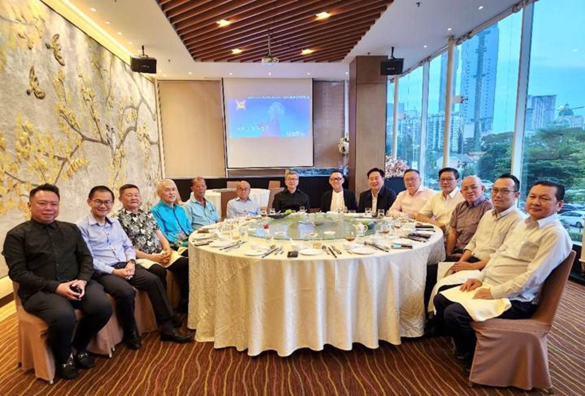 林福山（左7）与福建乡亲晚餐交流合影。左起林成祥、陈正锦、林金辉、林平国、林顺及施丰前；右起林华清、陈敬鸿、吴思亿、刘国泉、许国栋、黄振兴及林振华。