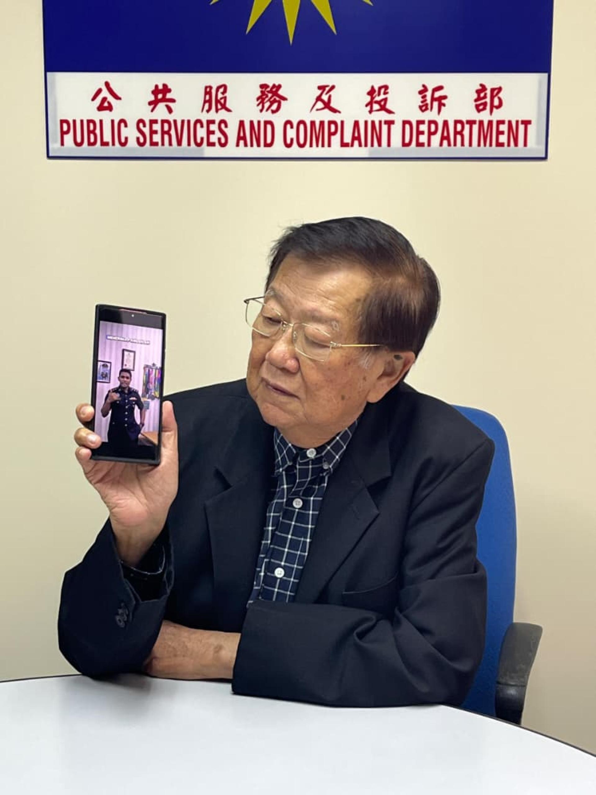 张天赐出示防止“沉默来电”诈骗手法的视频。