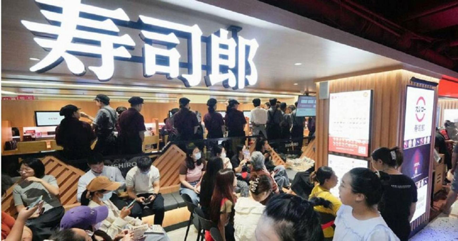 位于北京的日本餐庁寿司郎，顾客需大排长龙等候入座。