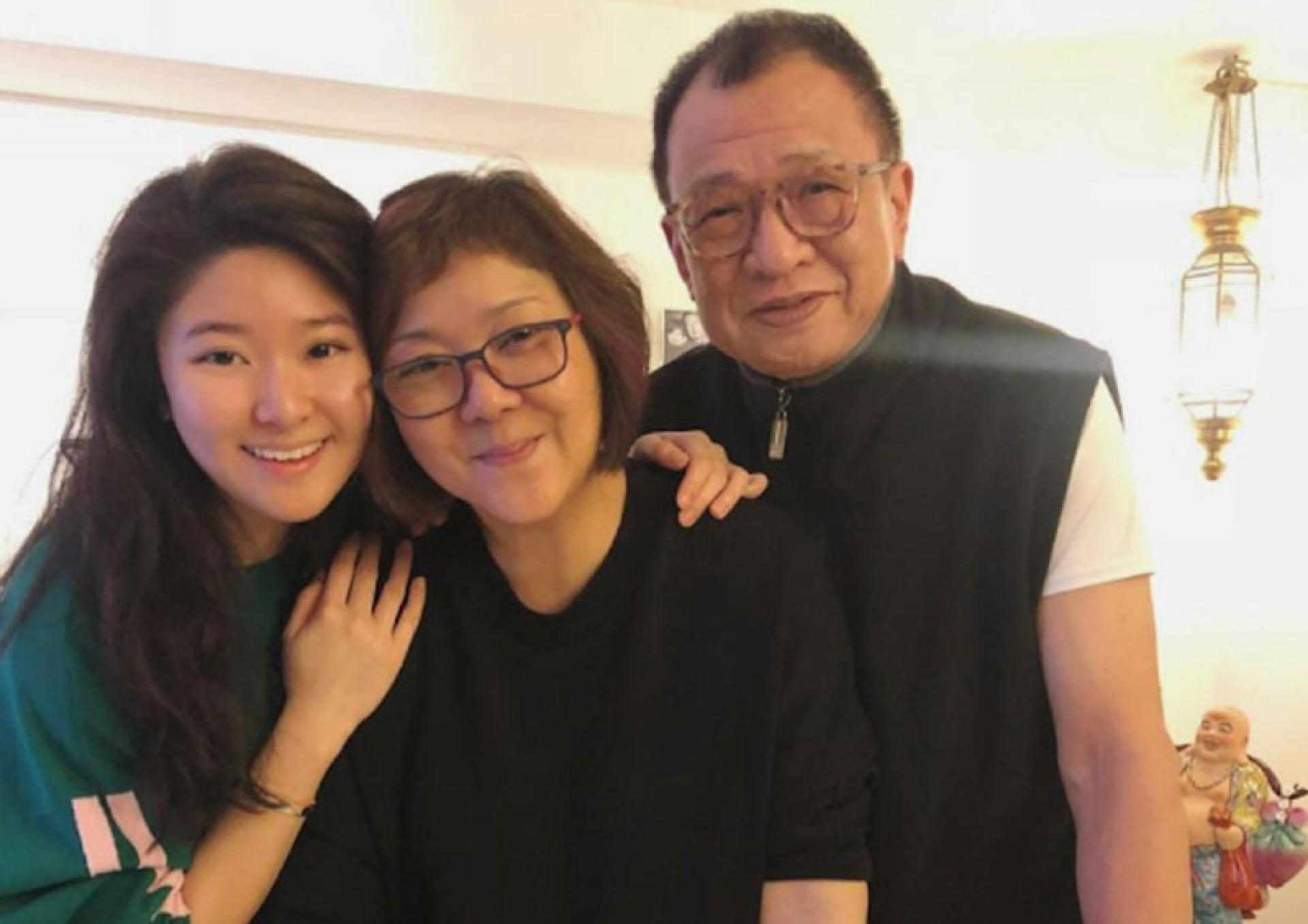 遗孀龙嬿而（中）揭许绍雄未留遗言。