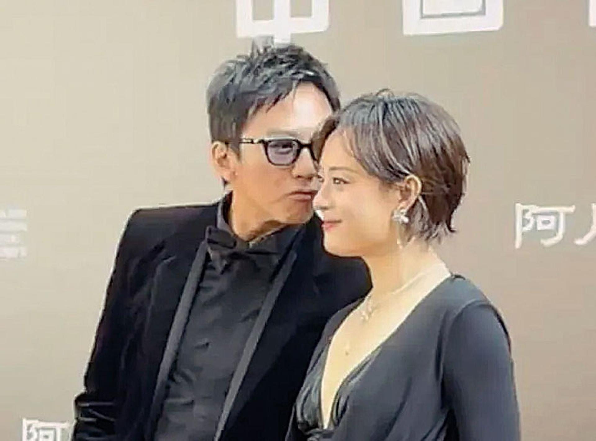 邓超和老婆孙俪出席《阿凡达3》首映，偷吻老婆失败。