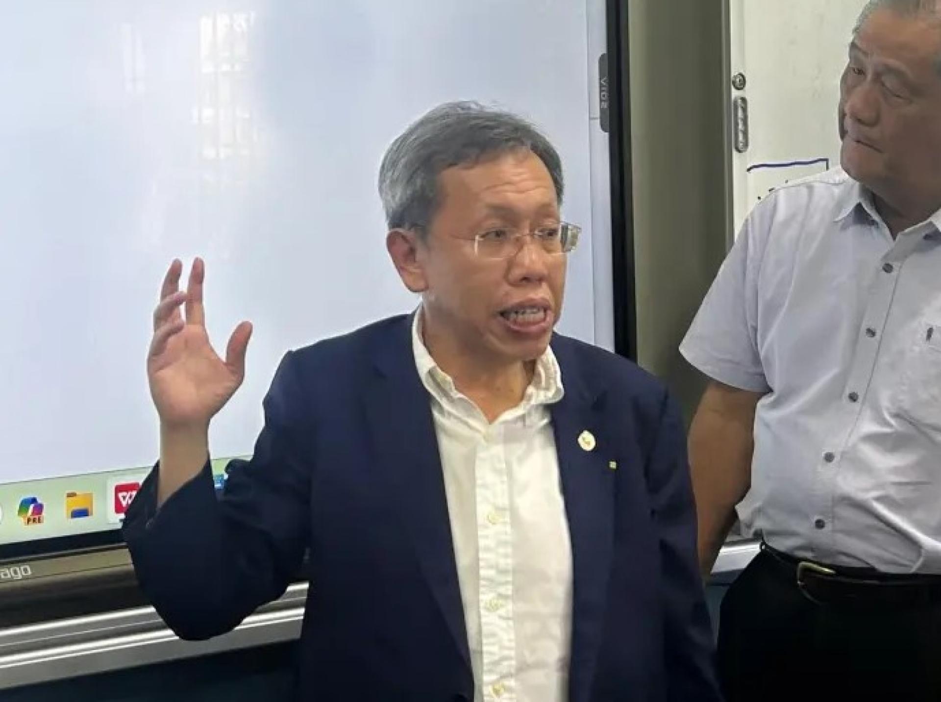 沈桂贤于2025年12月10日在中华三校出席拨款移交仪式。