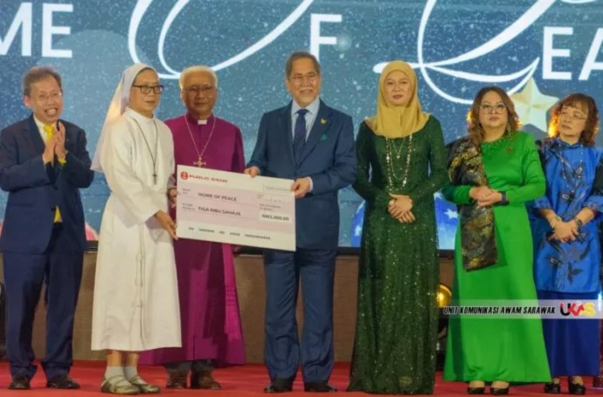 旺朱乃迪于2025年12月10日圣诞晚宴上移交捐款予“和平之家”（Home of Peace）。左起为沈桂贤，第三左为丹纳尔。