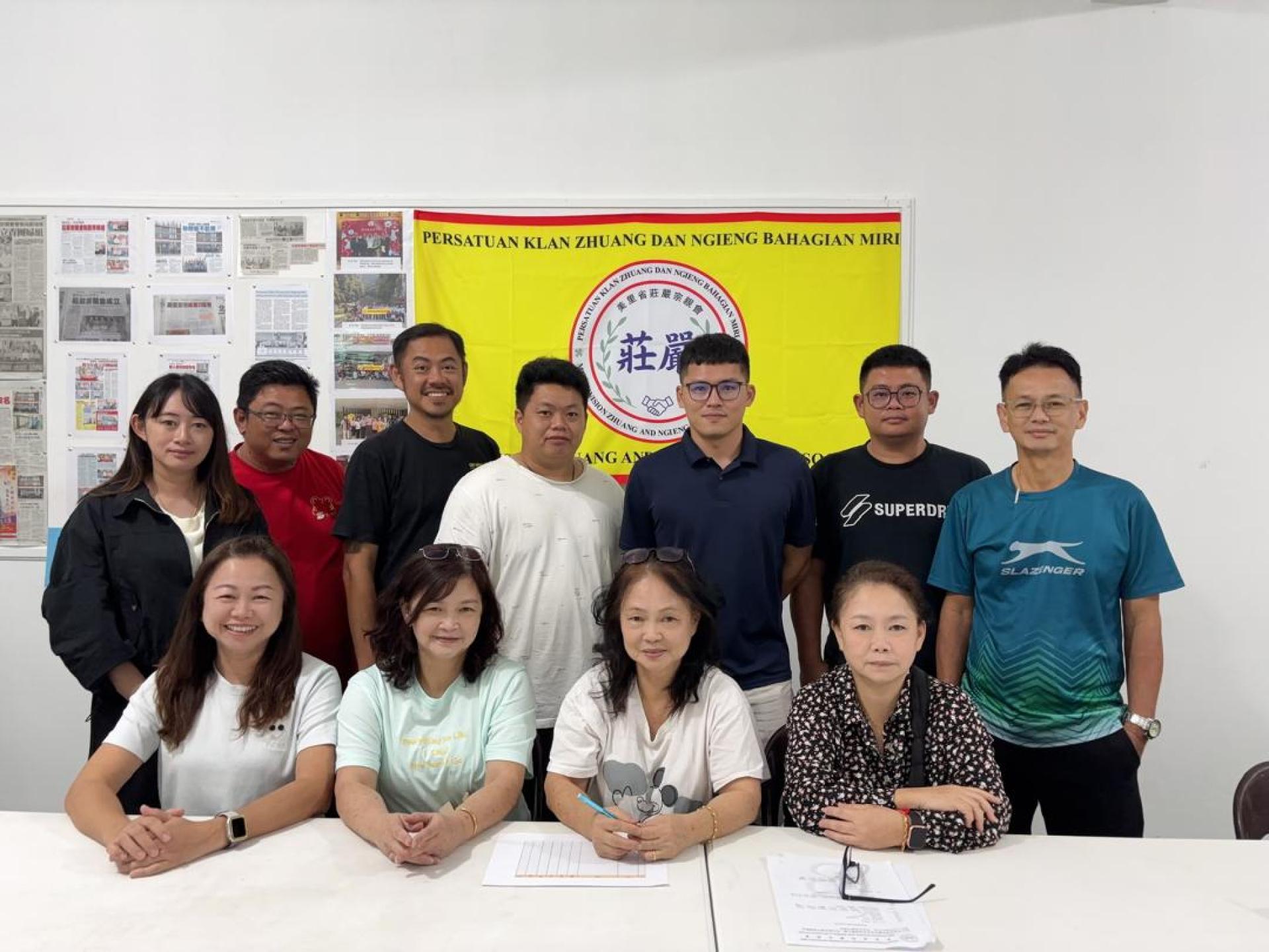 美里省庄严宗亲会妇女组“马年同心，传递温暖”唐装旗袍乐龄男女新春公开歌唱赛筹备会成员合影。