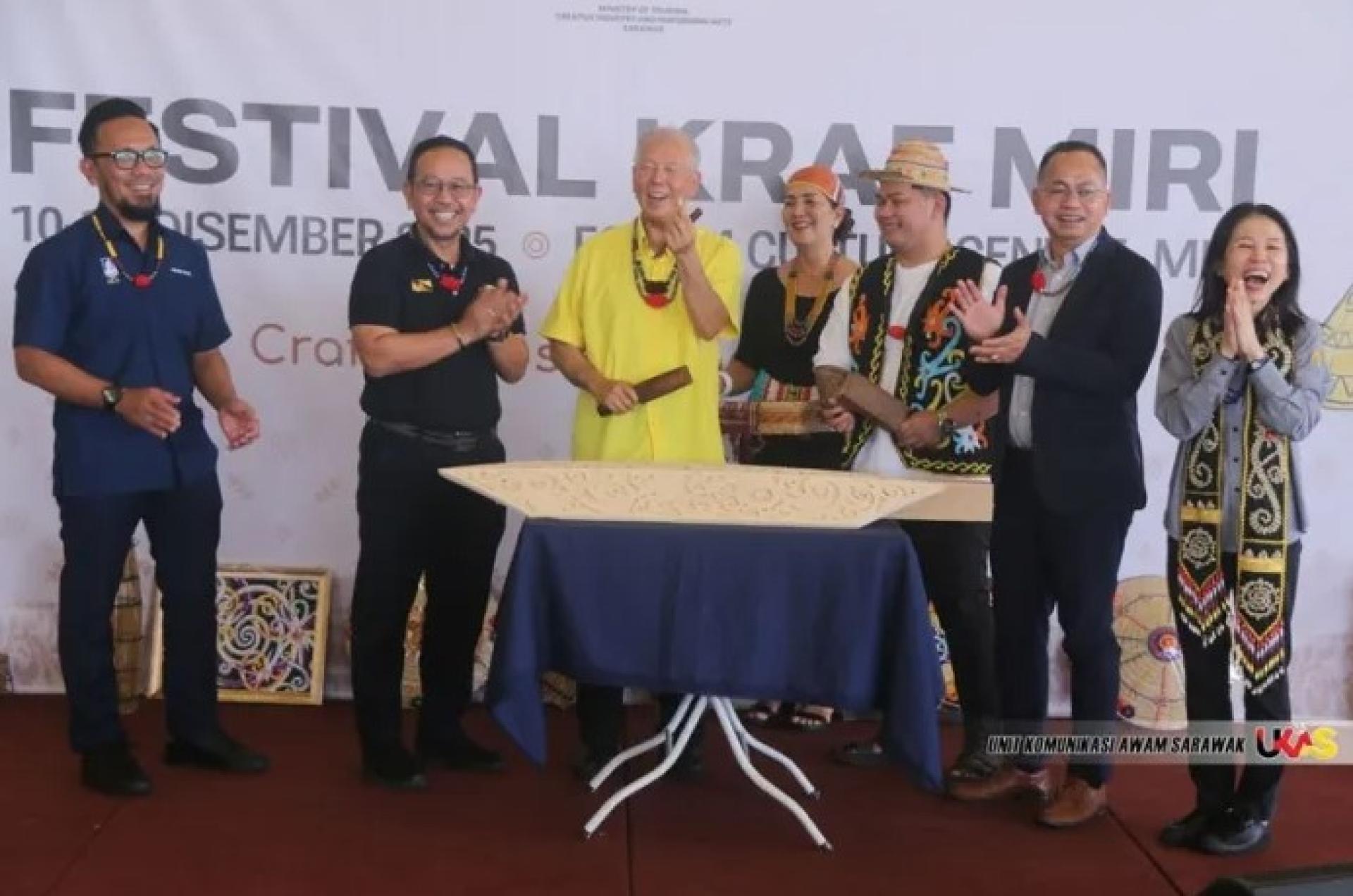 陈超耀（左3）于2025年12月10日在美里文化论坛中心主持美里手工艺节开幕仪式。