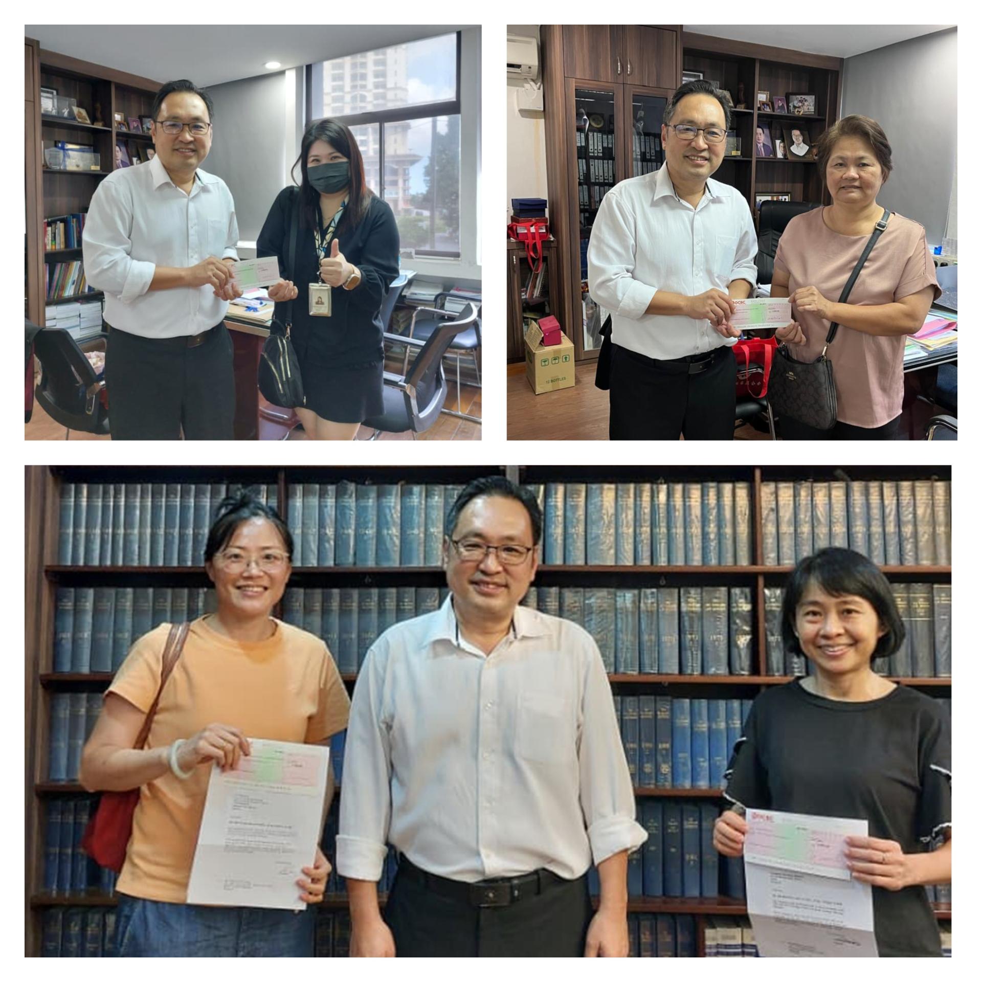 张健仁移交助学金支票给前来代领孩子的李氏基金助学金支票后合影。