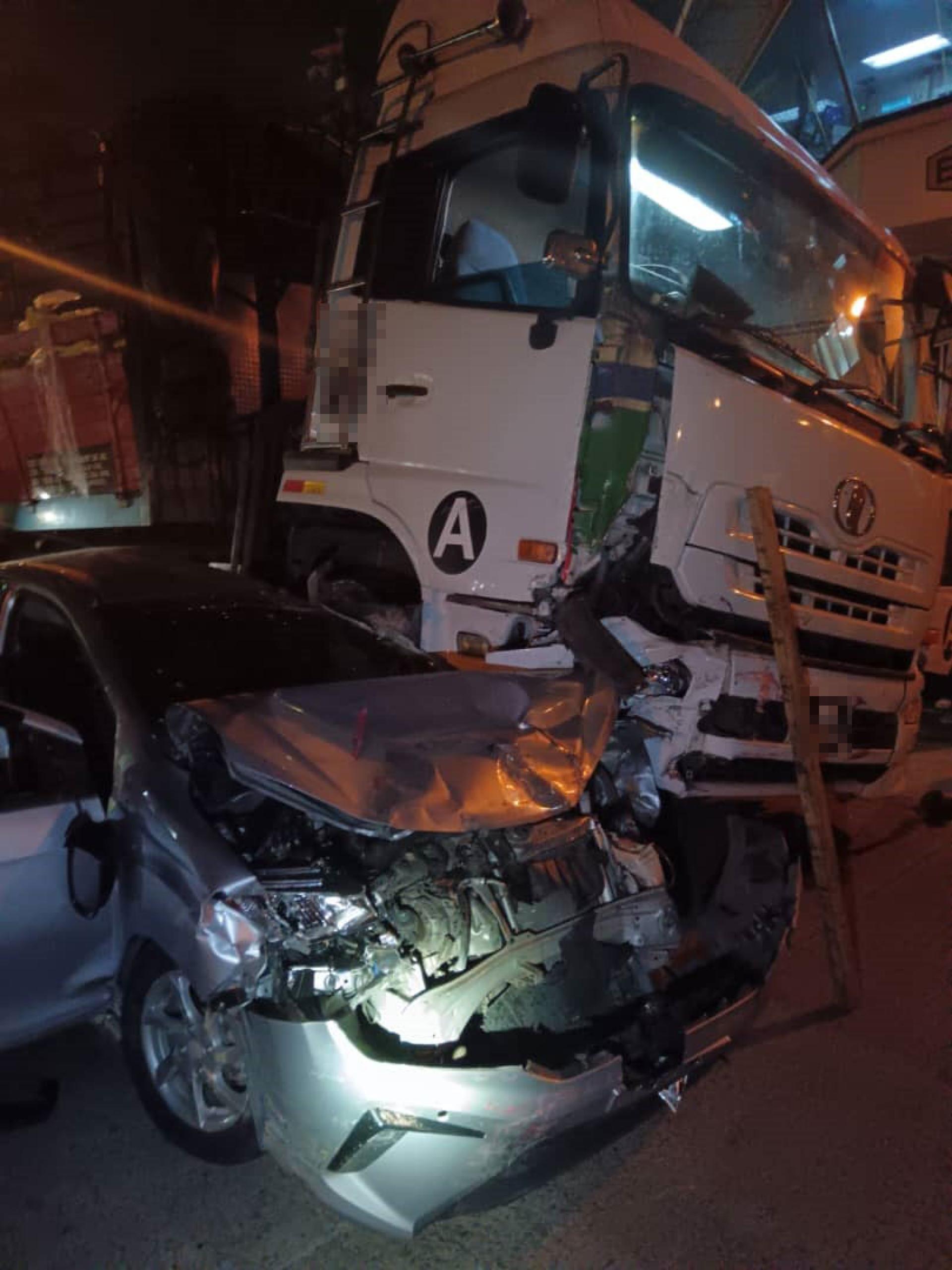 其中一辆轿车遭罗里碾压，严重毁损。