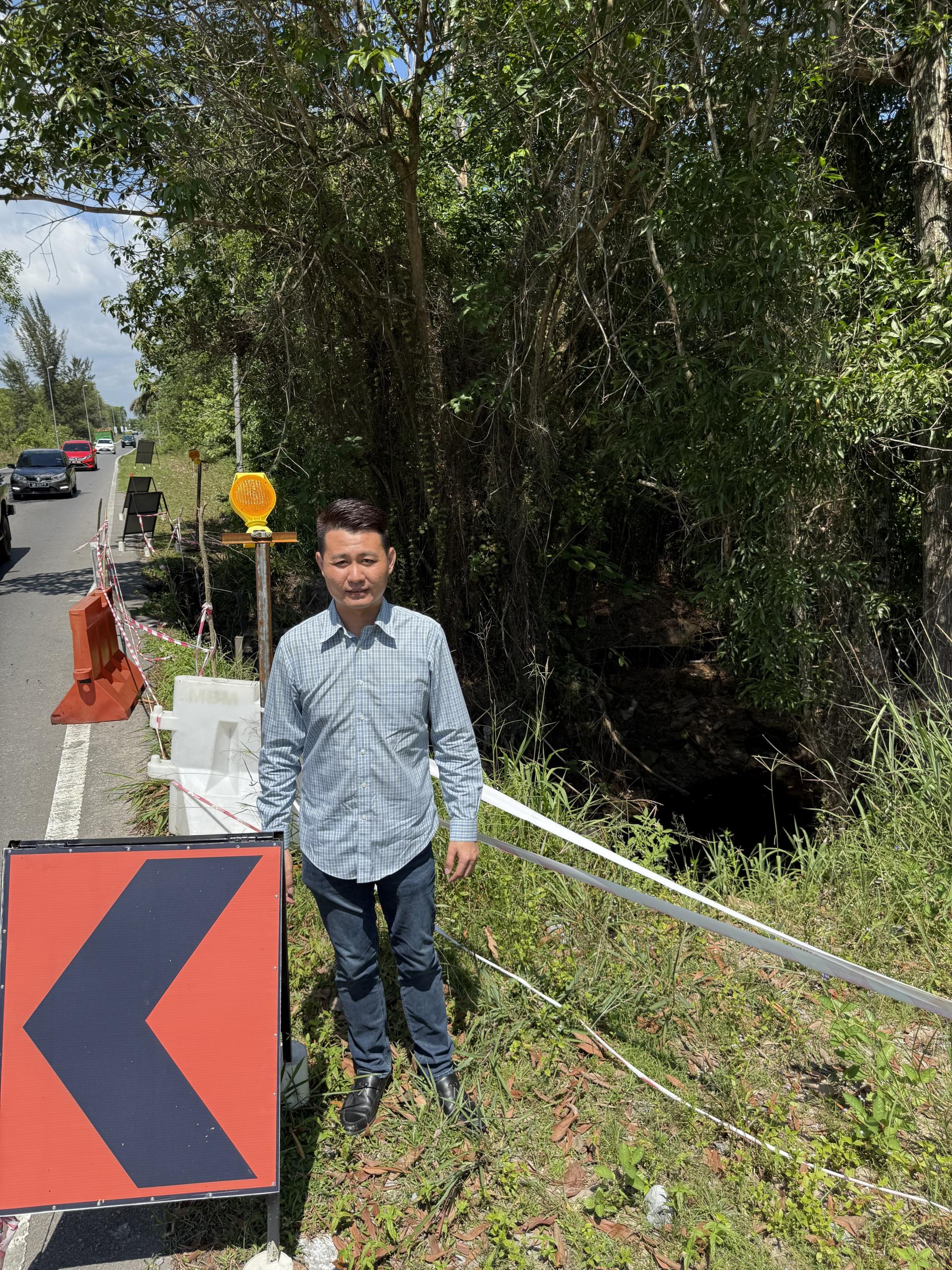 林思健较早前接获锦绣山庄居民反映后，前往勘察该处路基崩塌情况，居民指出每日通行皆感担忧，目前盼当局尽快采取行动。