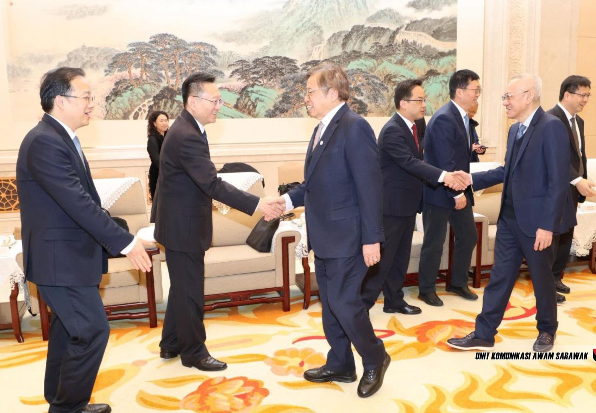 砂总理阿邦佐哈里（左3）受到中国江苏省副省长赵建军代表省长刘晓涛迎接。