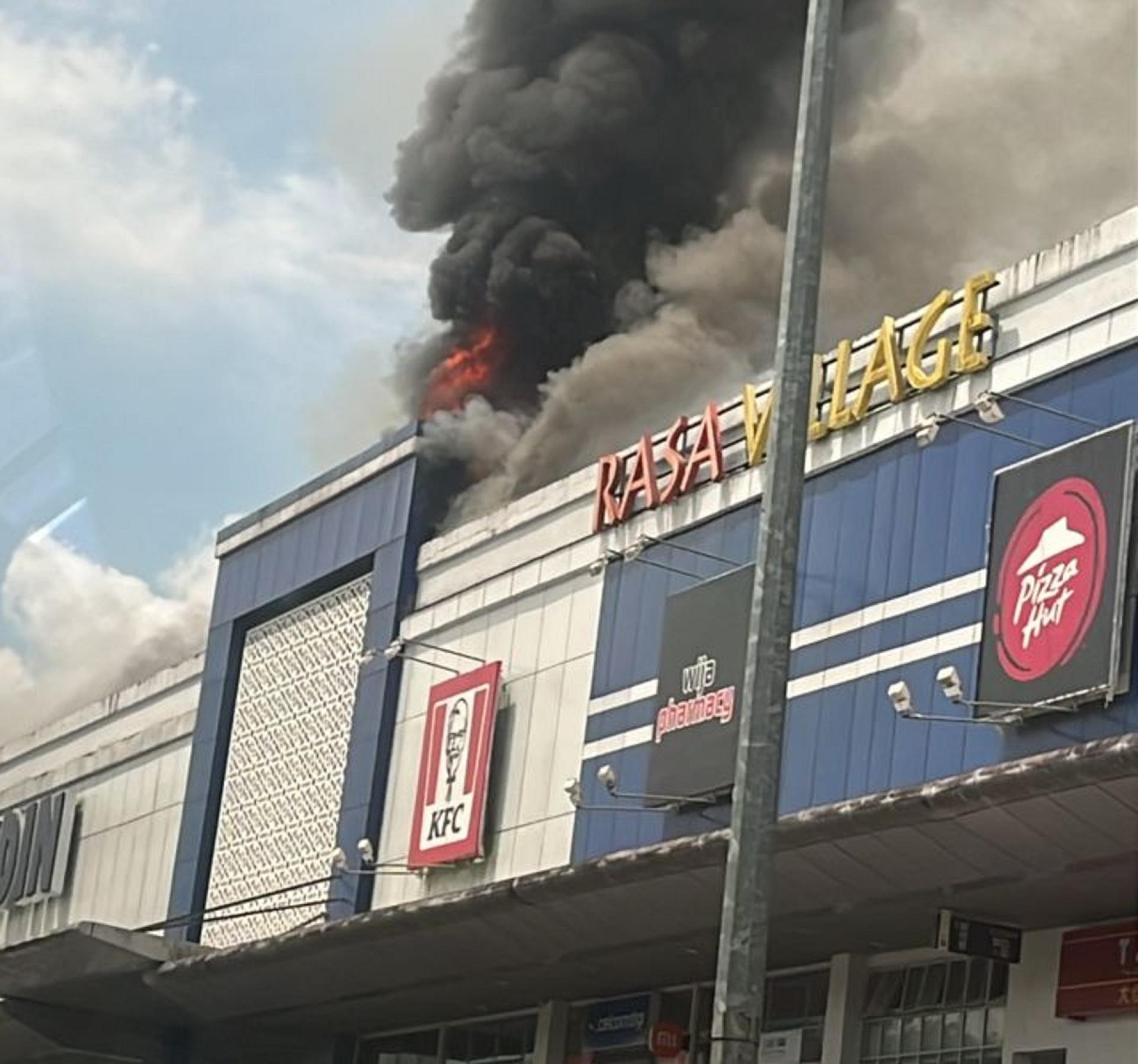 灭火工作进行中。