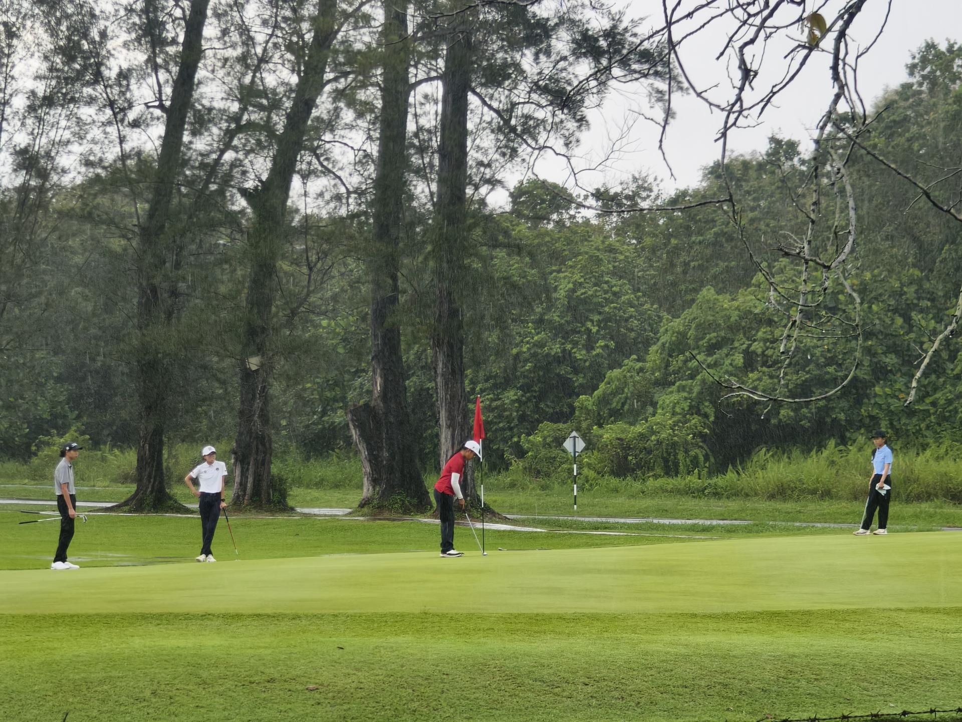 青少年高尔夫球公开赛女子组在雨中进行。