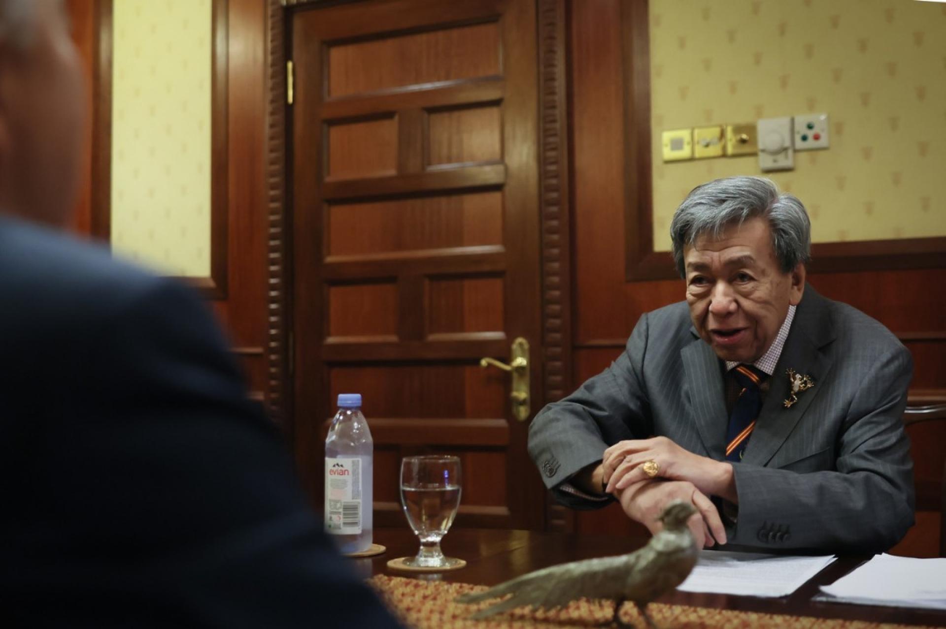 苏丹沙拉弗丁殿下批评部分议员，经常在国会大吵大闹，以及行为失序，并训诫下议院必须作为成熟民主对话的典范。