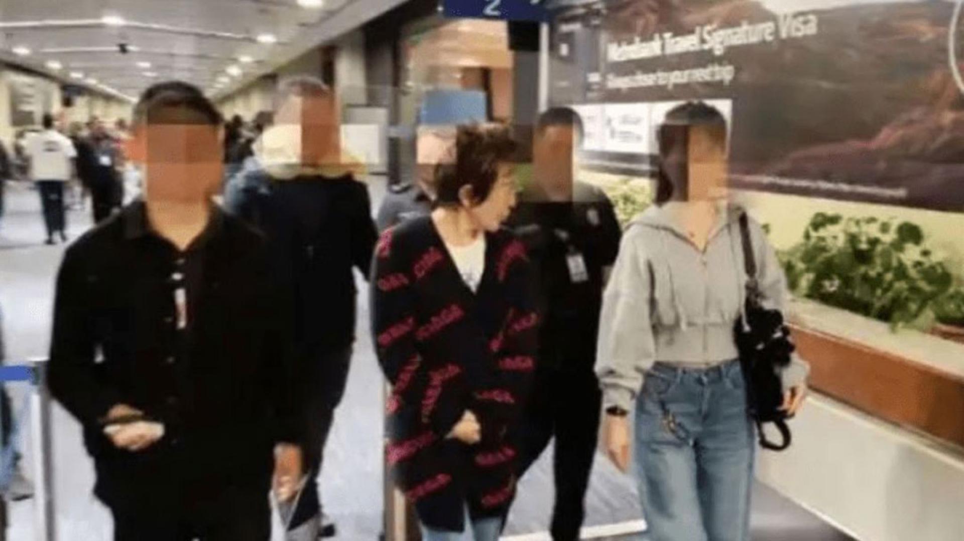 红通人员郝某（中）从菲律宾遣返中国。