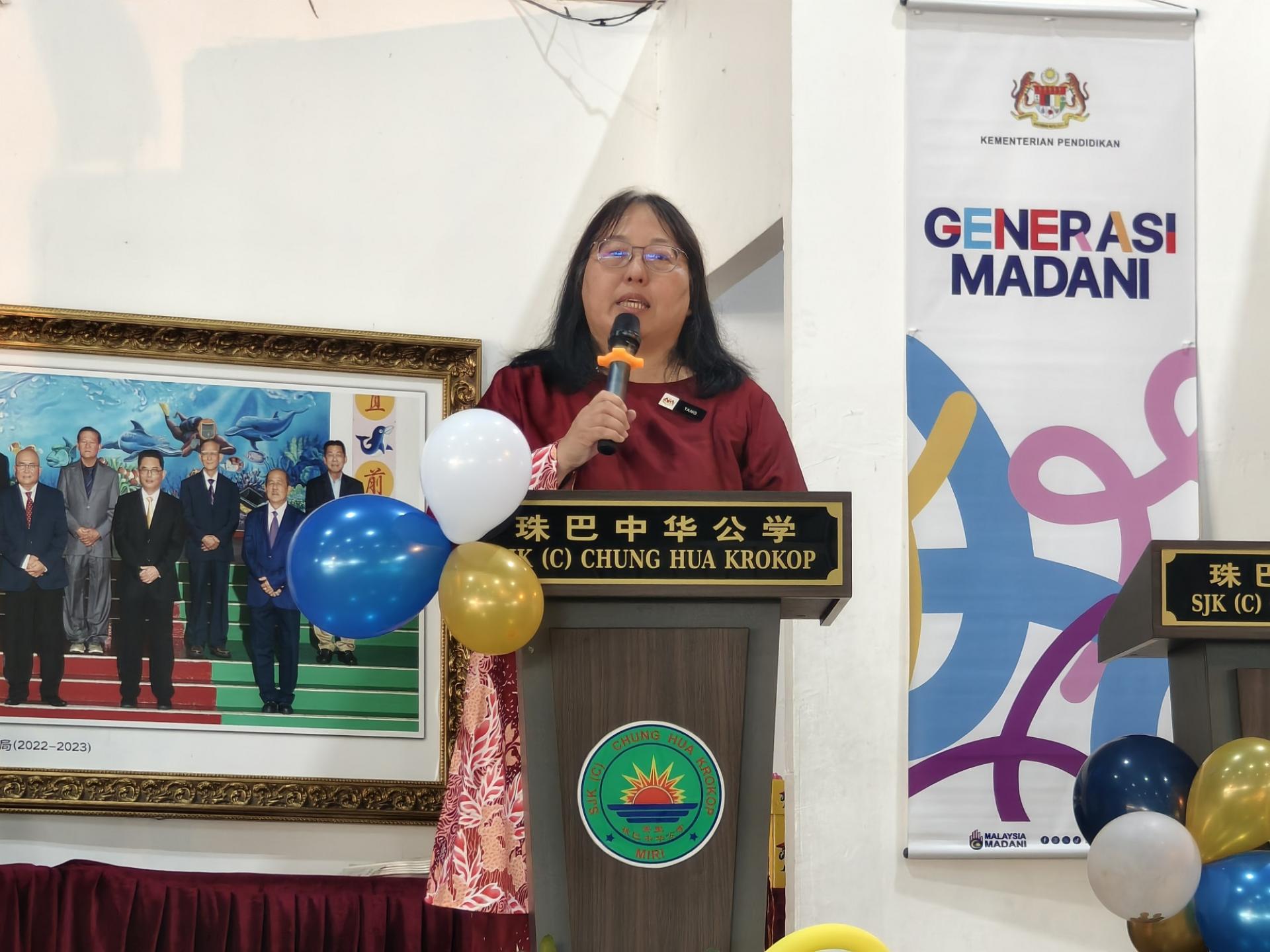 美里珠巴中华公学校长郑鉥沄致词。