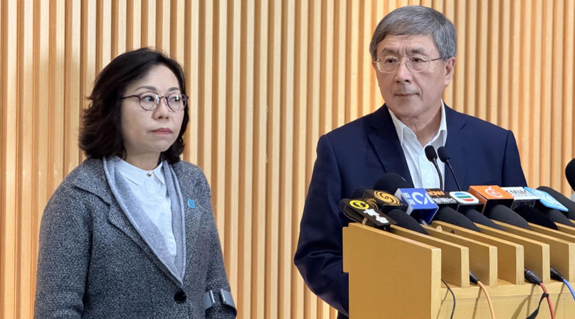 香港政务司副司长卓永兴（右）10日在记者会上宣布，当局将向宏福苑每户再发放10万港元特别补助，以应付日常开支。