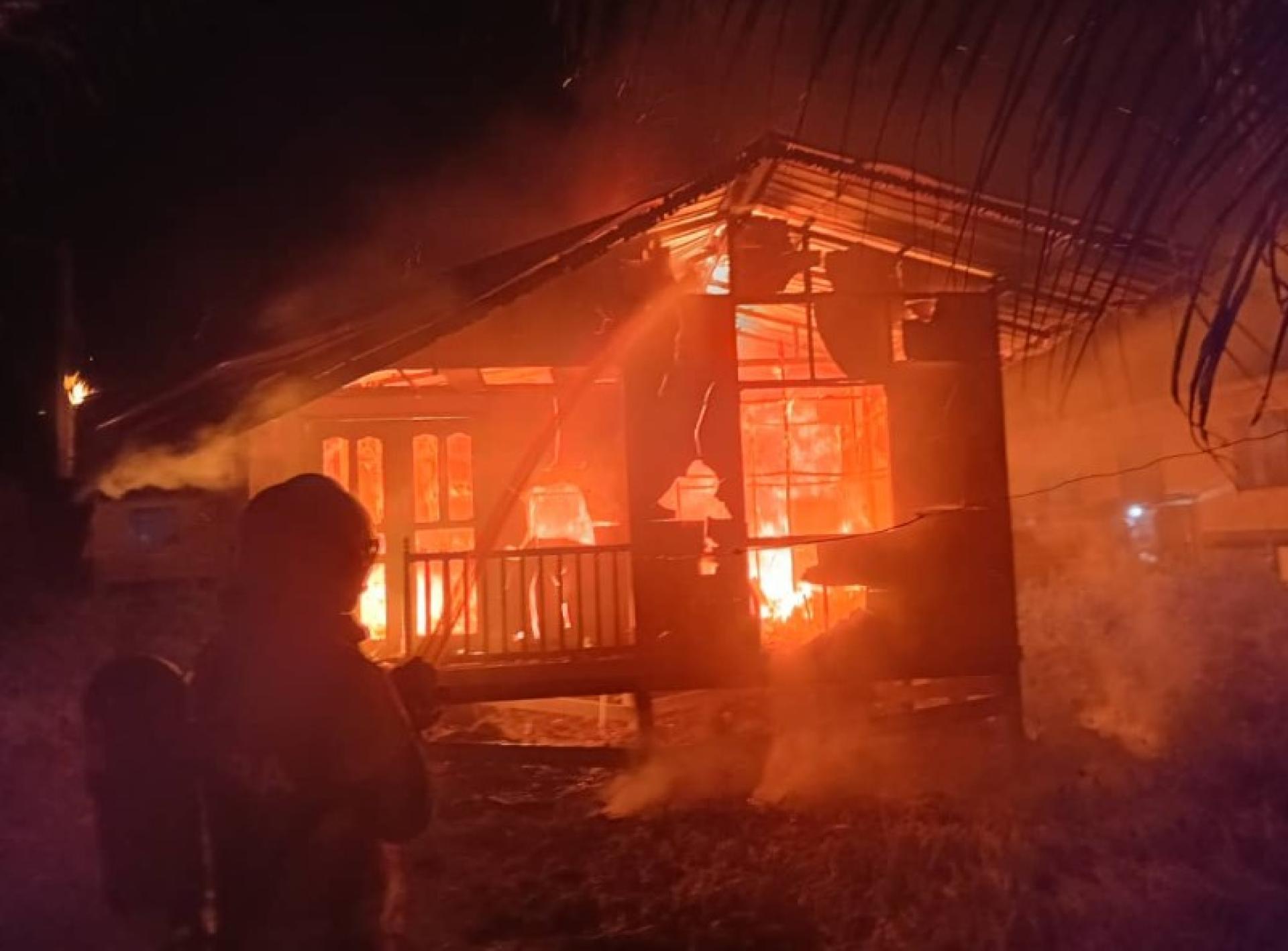 消防员正在奋力扑灭大火。